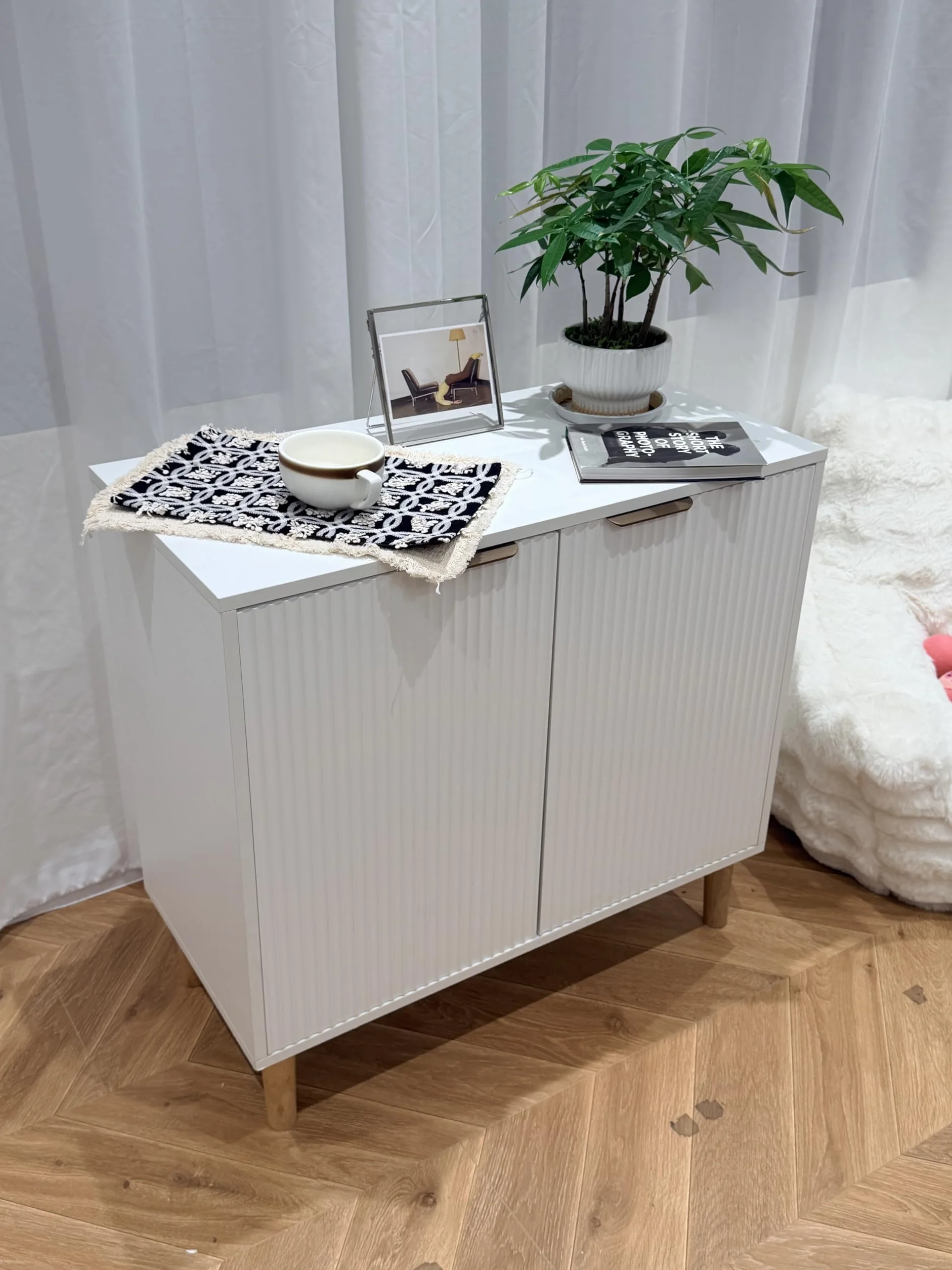 Drewniana szafka karbowana, wolnostojąca wielofunkcyjna komoda z regulowanymi półkami, nowoczesna szafka, stolik pomocniczy do salonu, kuchni, przedpokoju, biała