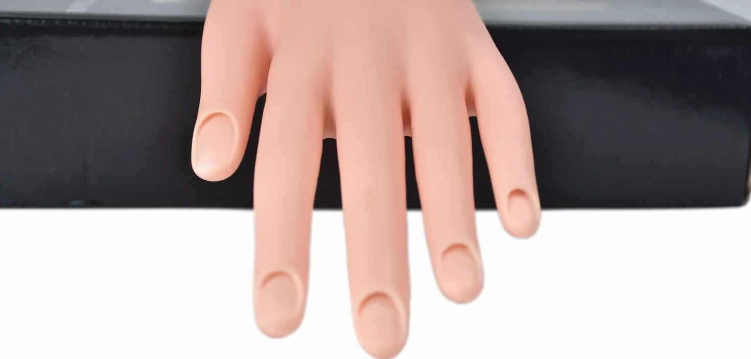 Elastyczna ręka manekina do treningu paznokci i ćwiczeń manicure, miękkie i trwałe narzędzie do ćwiczeń, elastyczna, ruchoma miękka plastikowa dłoń do sztucznych paznokci, trening startowy (brązowy)