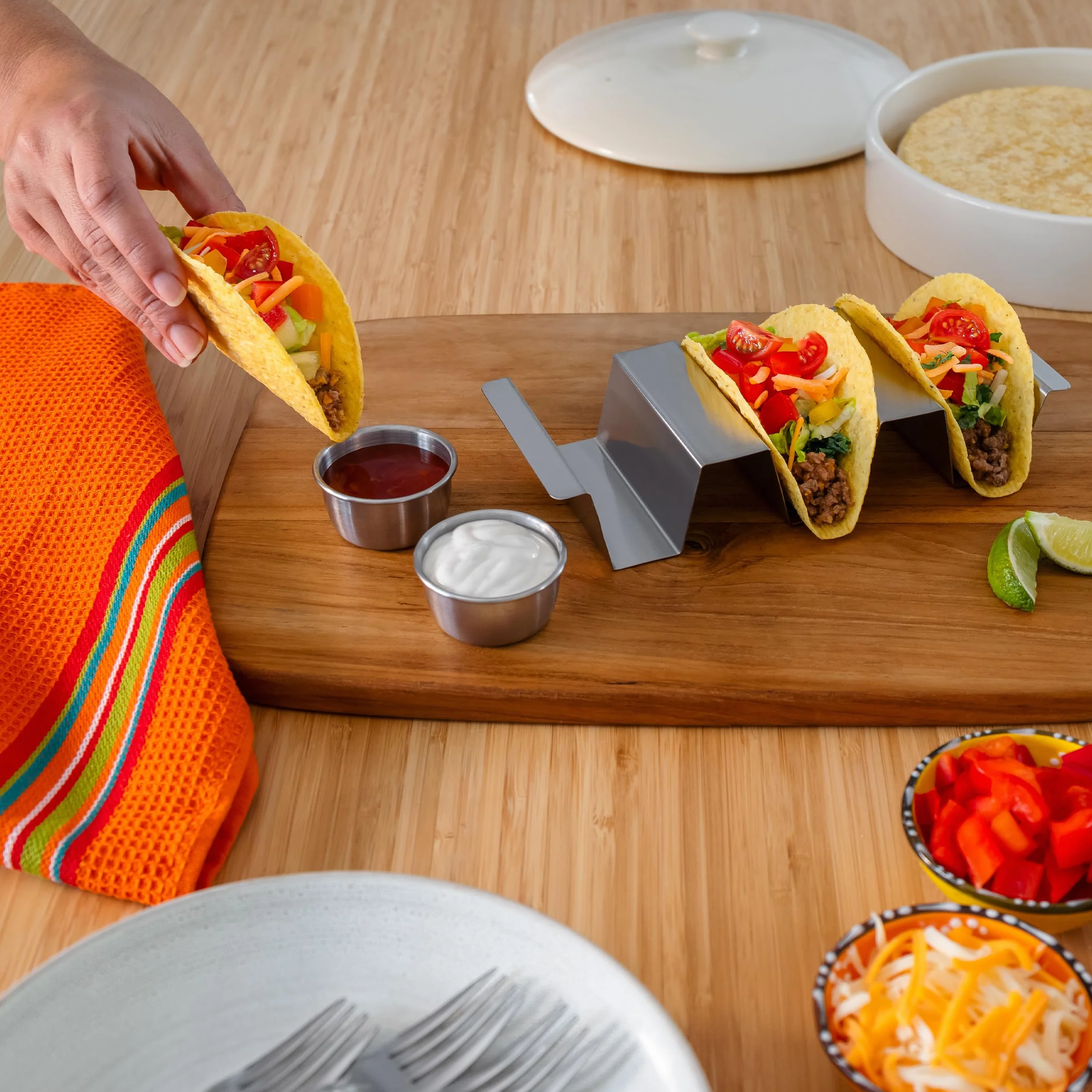 Zestaw 6 uchwytów do taco ze stali nierdzewnej, płaski rowek i 2 kubki do sosów