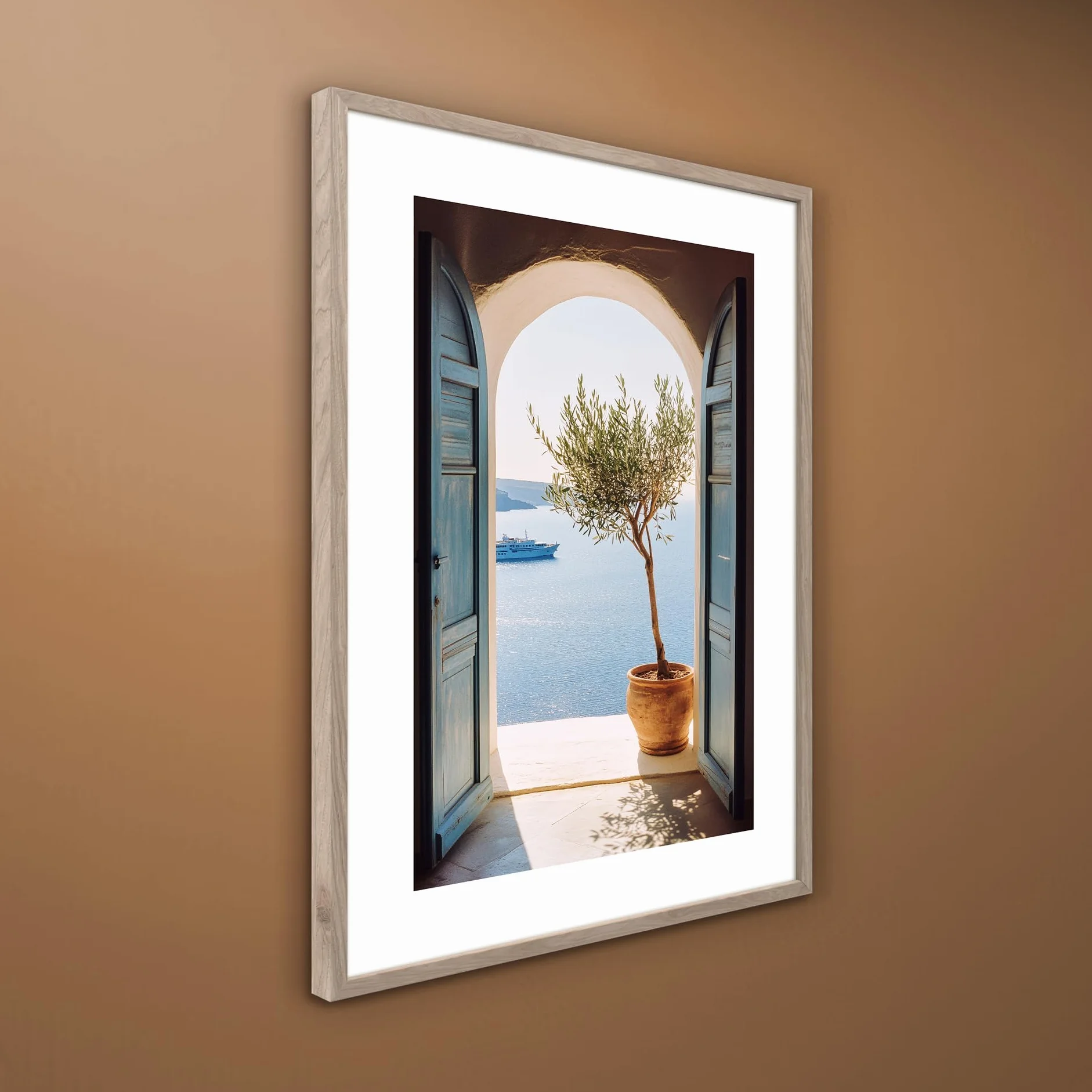 STYLER Obraz Mykonos 50 x 70 cm z drewnianą ramą – śródziemnomorski widok na morze z drzewem oliwnym – styl Santorini obraz ścienny dekoracja kolekcja Terra Verde