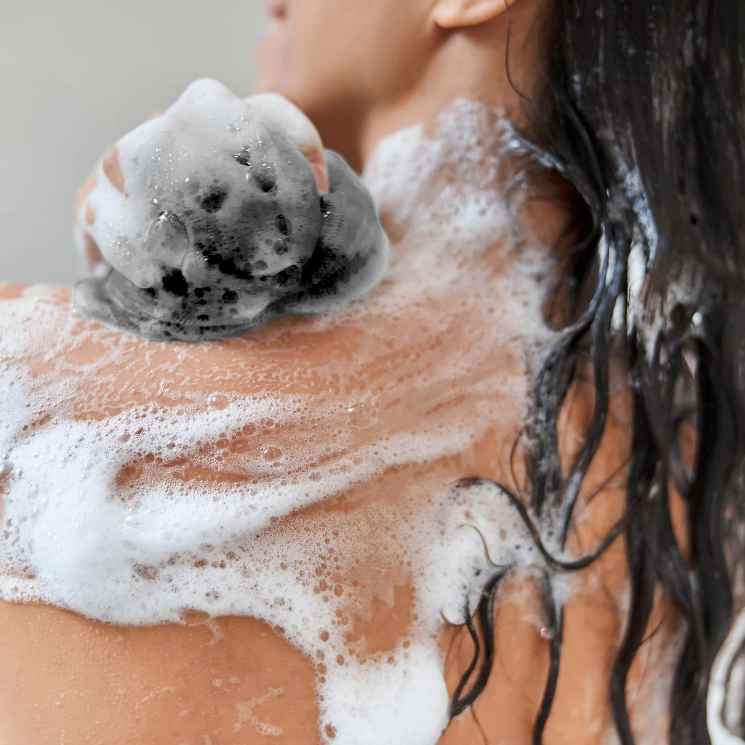 Black Loofah Gąbki pod prysznic I (4-pak) Płuczki do ciała do użytku pod prysznicem I gąbki do kąpieli do szorowania pod prysznic do ciała I Loofah złuszczająca szczotka do ciała akcesoria prysznicowe