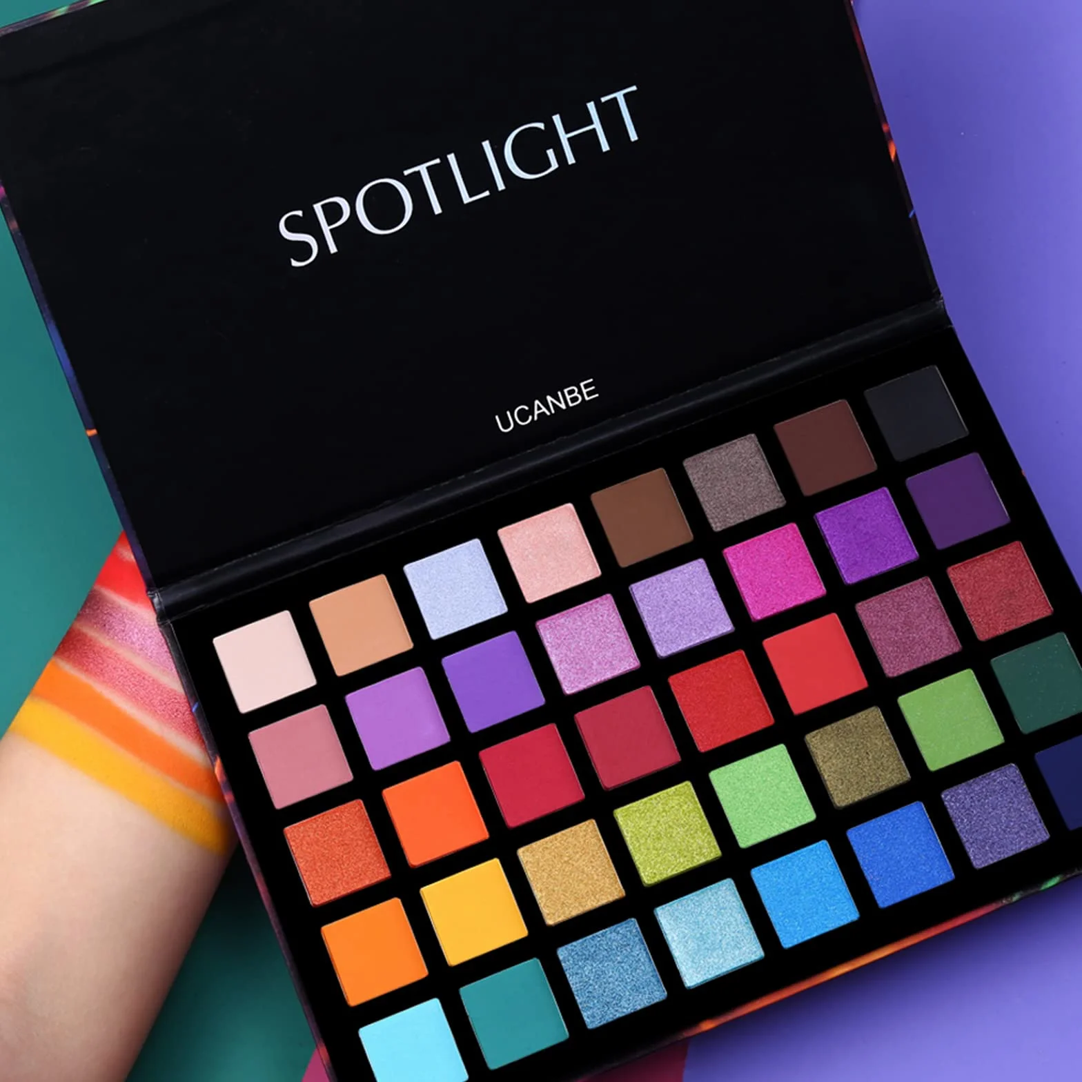 UCANBE Paleta cieni do powiek Spotlight z 40 kolorami i 15 pędzli – Paleta cieni do powiek matowych i błyszczących – Paleta makijażu z wysoką nasyceniem barwności, idealna do makijażu urlopowego i cod