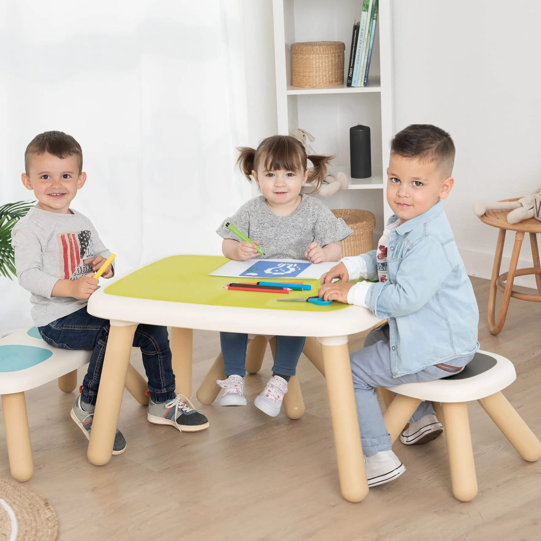 Smoby Plastikowy stół dziecięcy zielony blat beżowe nogi do wewnątrz i na zewnątrz