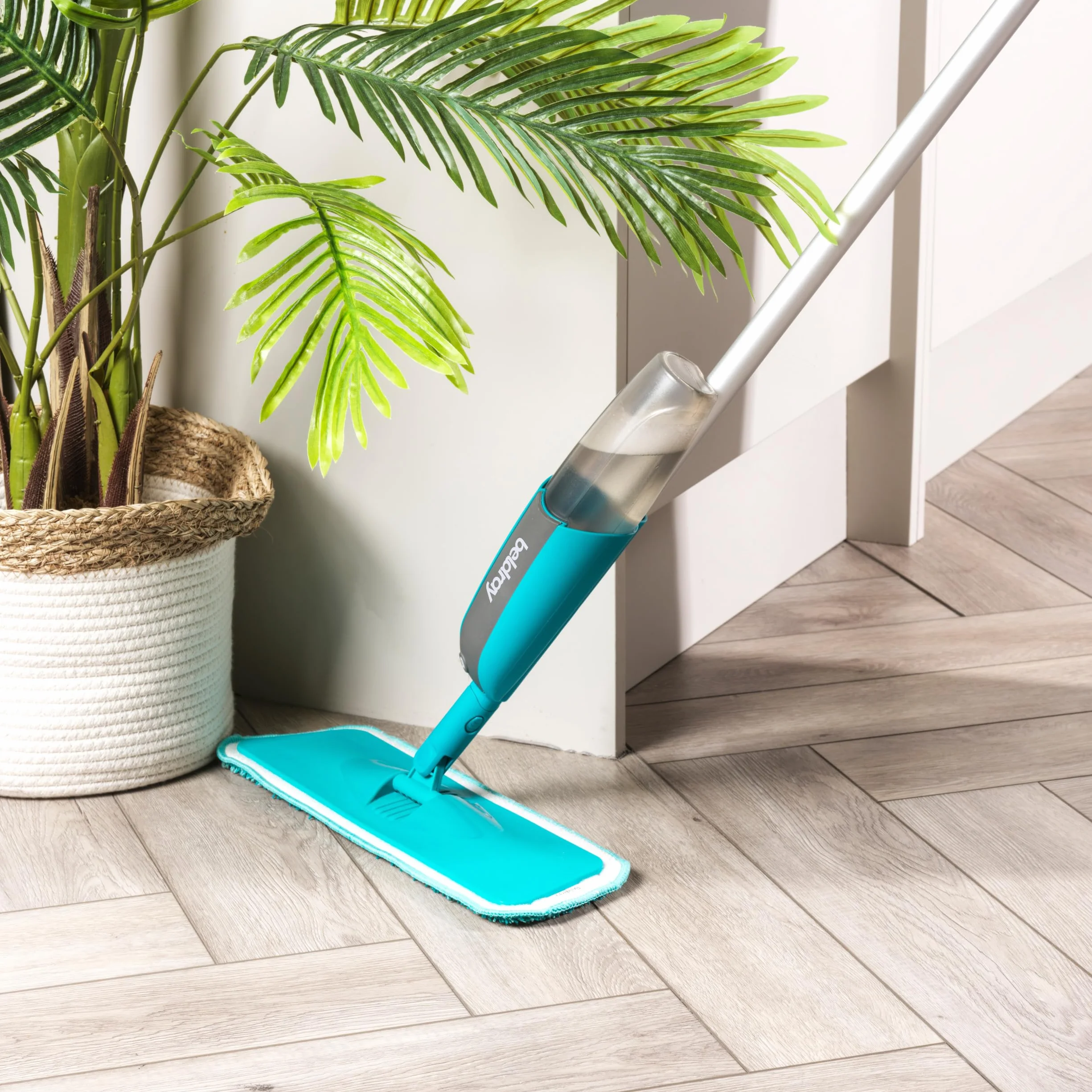 Beldray Antibac Spray Mop – 2 nadające się do prania w pralce pady, mikrofibra do szorowania i czyszczenia, chenille do wycierania kurzu i polerowania, głowica obrotowa 360°, pojemności 300 ml