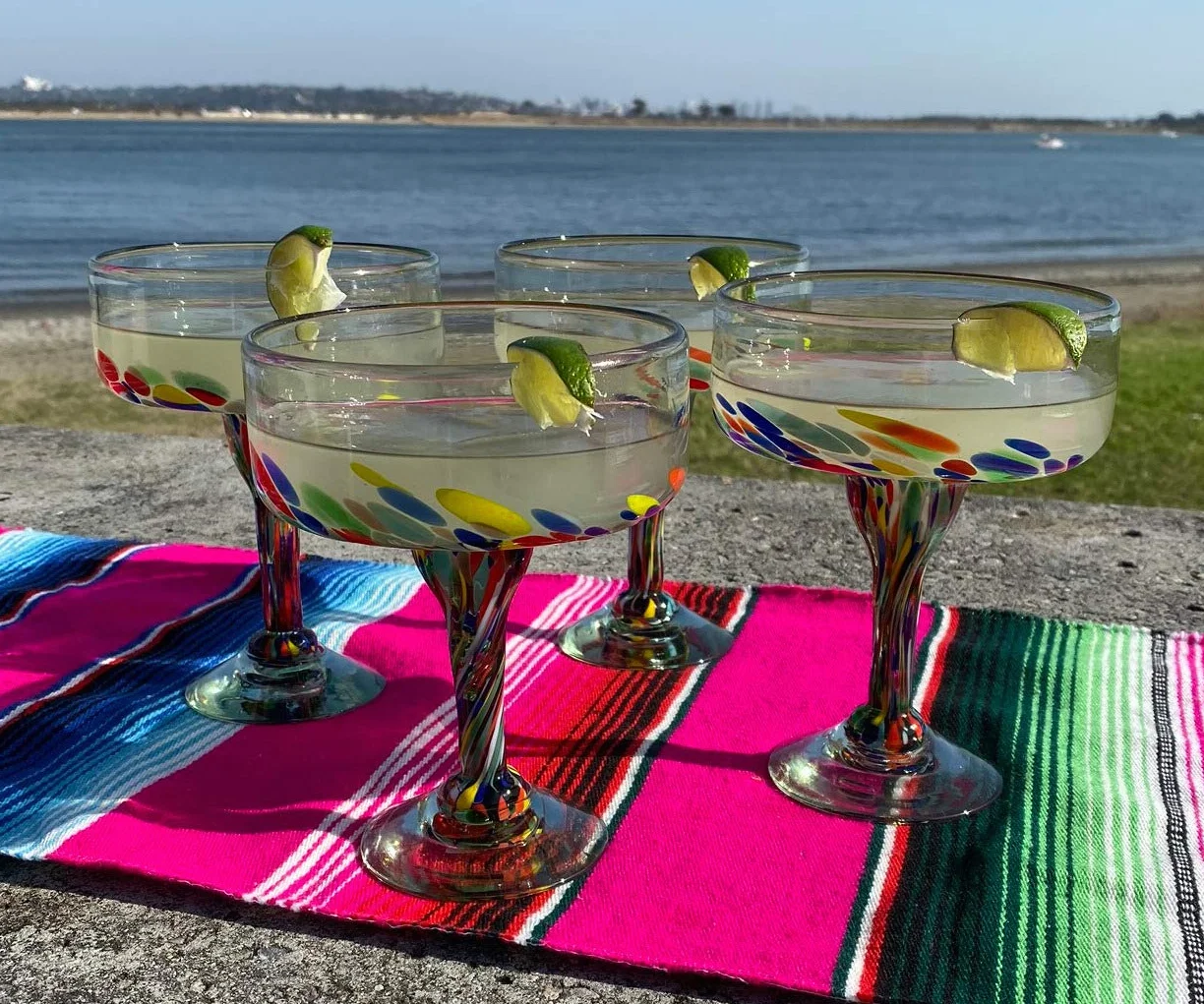 Mexikanisches mundgeblasenes Glas - 4er Set mundgeblasene Margarita-Gläser Konfetti Carmen (16 oz)
