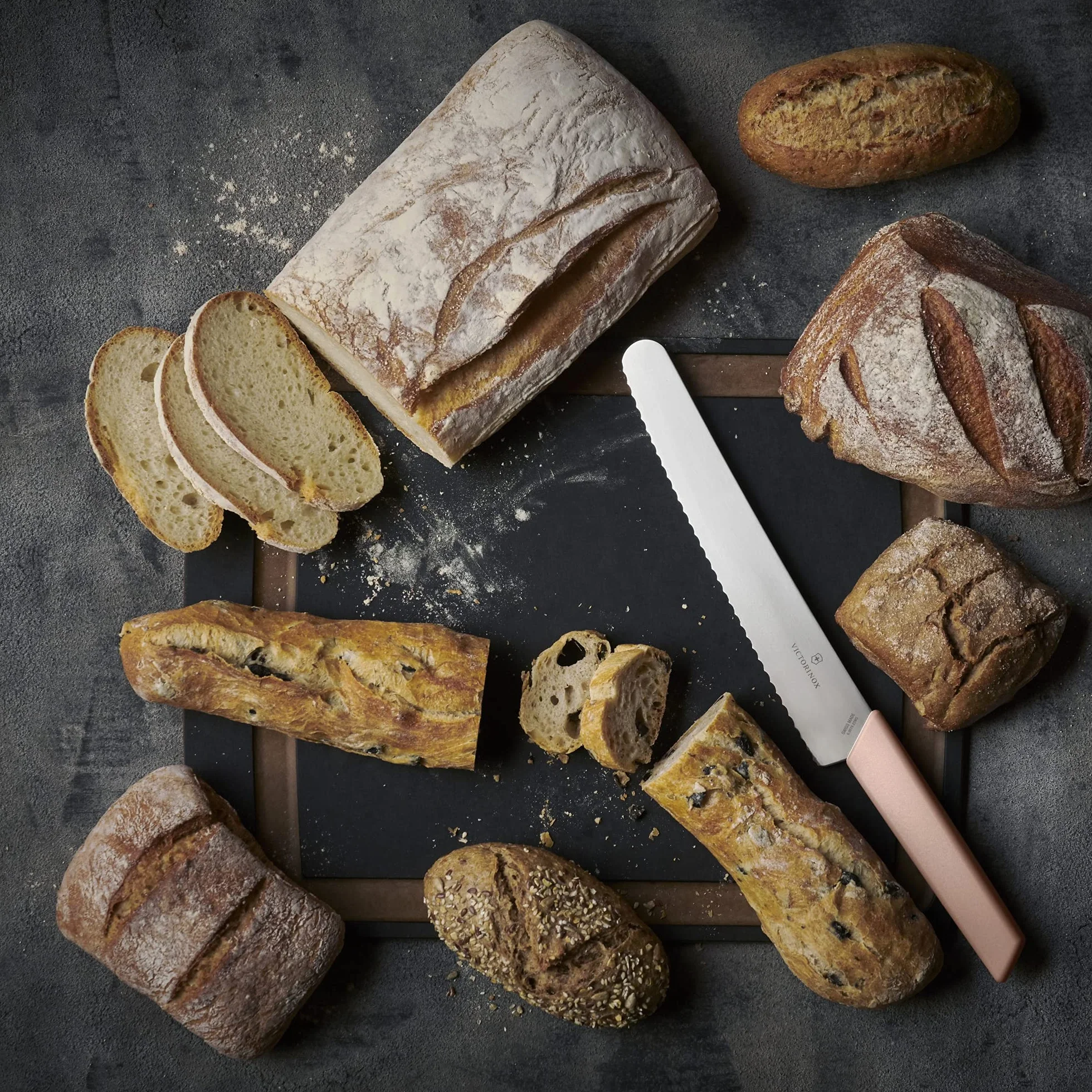 Victorinox Swiss Modern Brot- und Konditormesser, extra scharfe Klinge mit Wellenschliff, Apricot-Rosa