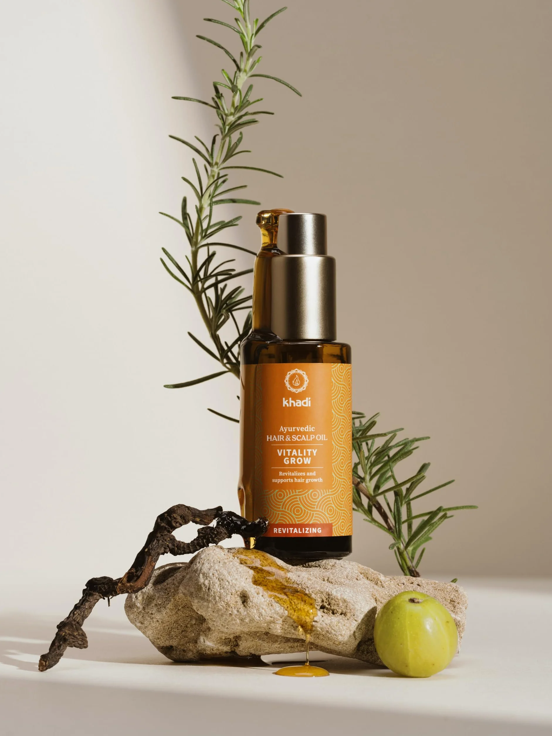 khadi VITALITY GROW Ajurwedyjski olejek do włosów, 100% naturalny, ziołowy i wegański, rozmaryn dla większej objętości i wzrostu włosów, przeciw wypadaniu włosów, kosmetyki naturalne, 50ml