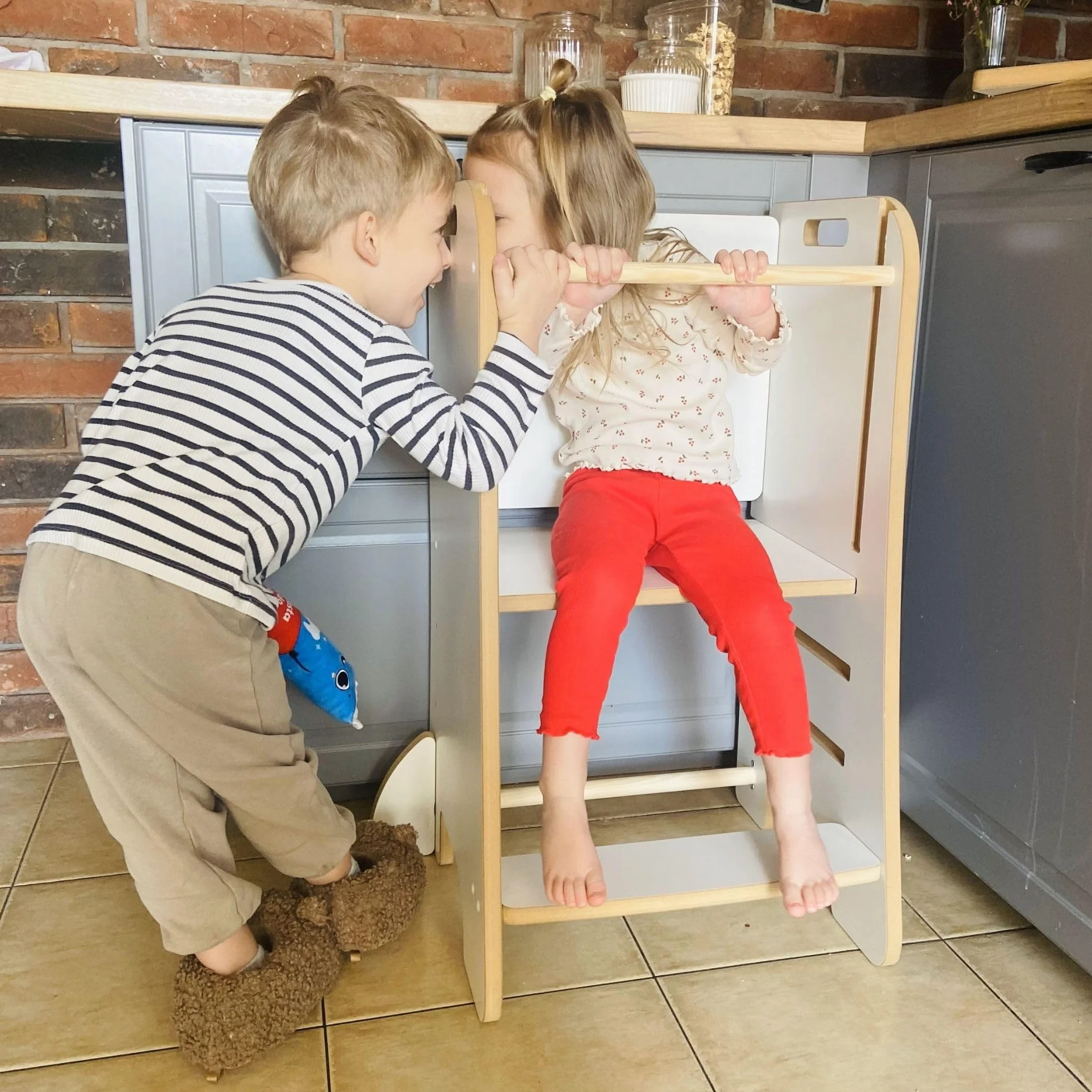 Kitchen Helper dla dziecka – czarny, super bezpieczny Pomocnik kuchenny Montessori, Wieża Edukacyjna Dla Dzieci, Bezpieczny stopień dla dzieci do Kuchni, Certyfikat, Zabudowany, Wyjmowana Blokada