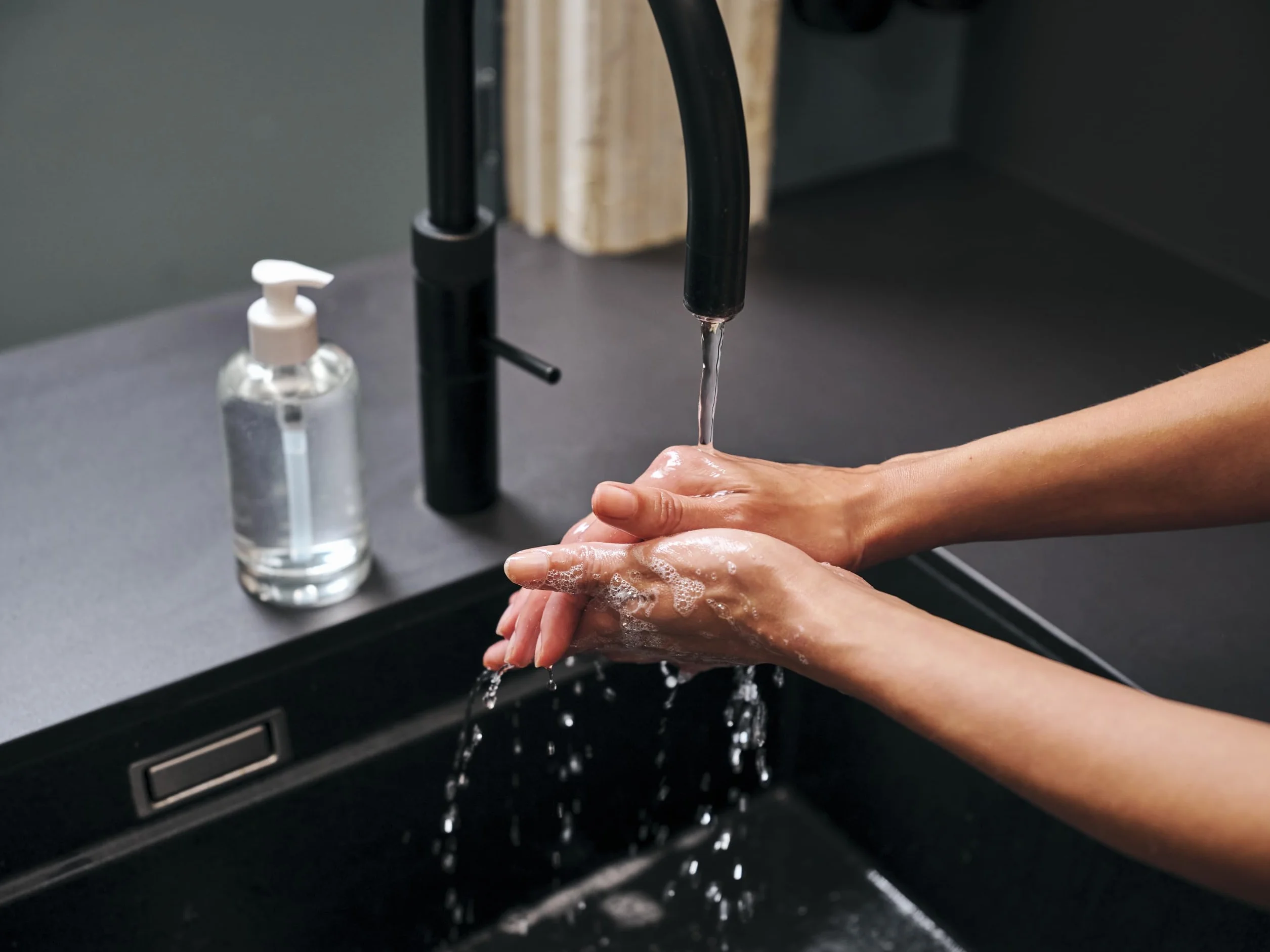Kneipp Mydło zielona herbata i kwiaty pomarańczy – chroni skórę przed wysychaniem – receptura bez mikroplastiku – 250 ml | Chroni skórę przed wysychaniem
