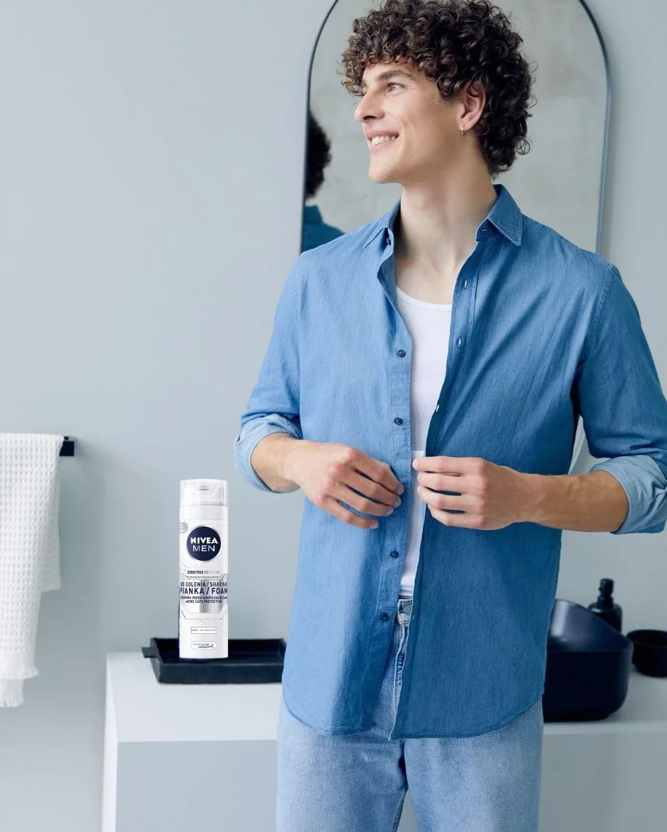 NIVEA MEN Sensitive Recovery Regenerująca pianka do golenia dla mężczyzn z rumiankiem i ekstraktem roślinnym, 200 ml