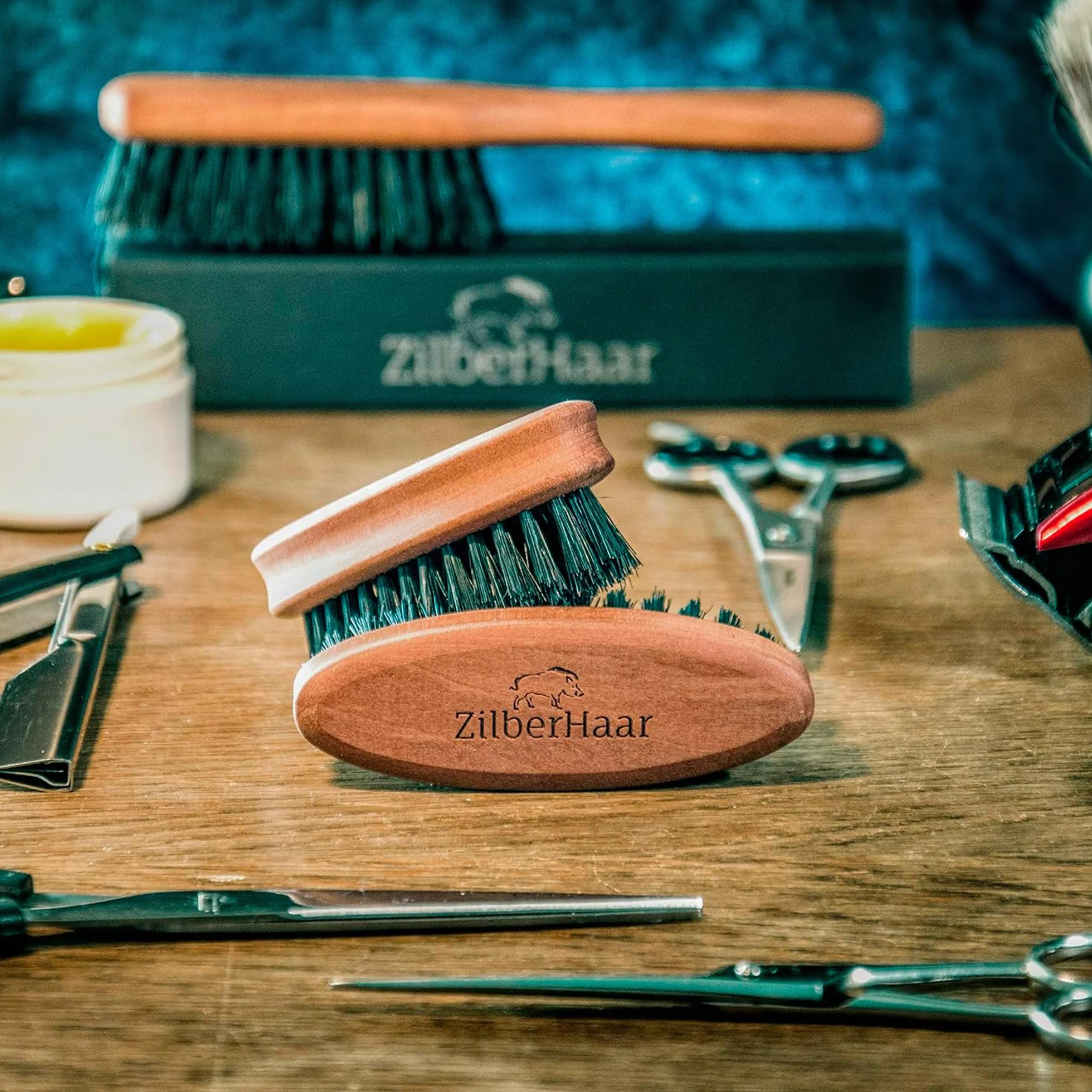 ZilberHaar Kieszonkowa szczotka do brody (twarde włosie) | 100% włosie dzika i drewno gruszy | Do stosowania ze wszystkimi balsamami i olejkami do brody | Wyprodukowano w Niemczech | Przyjazna w
