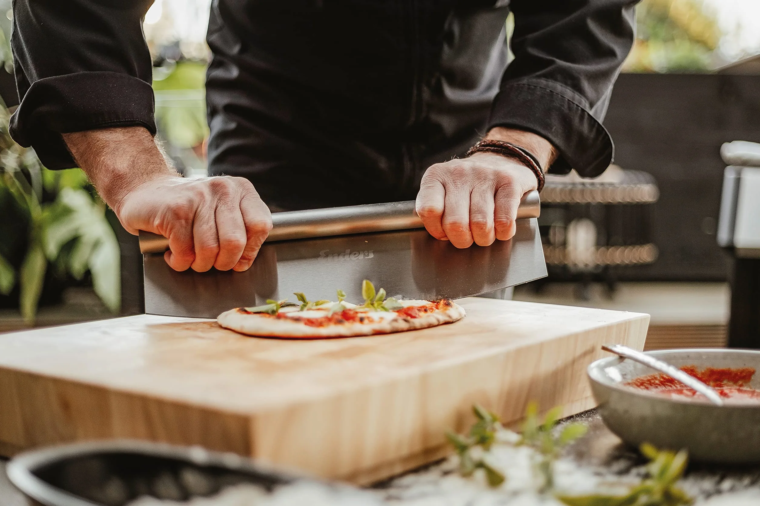 Enders Nóż do pizzy ze stali nierdzewnej 35,5 x 11 cm z nasadką ochronną