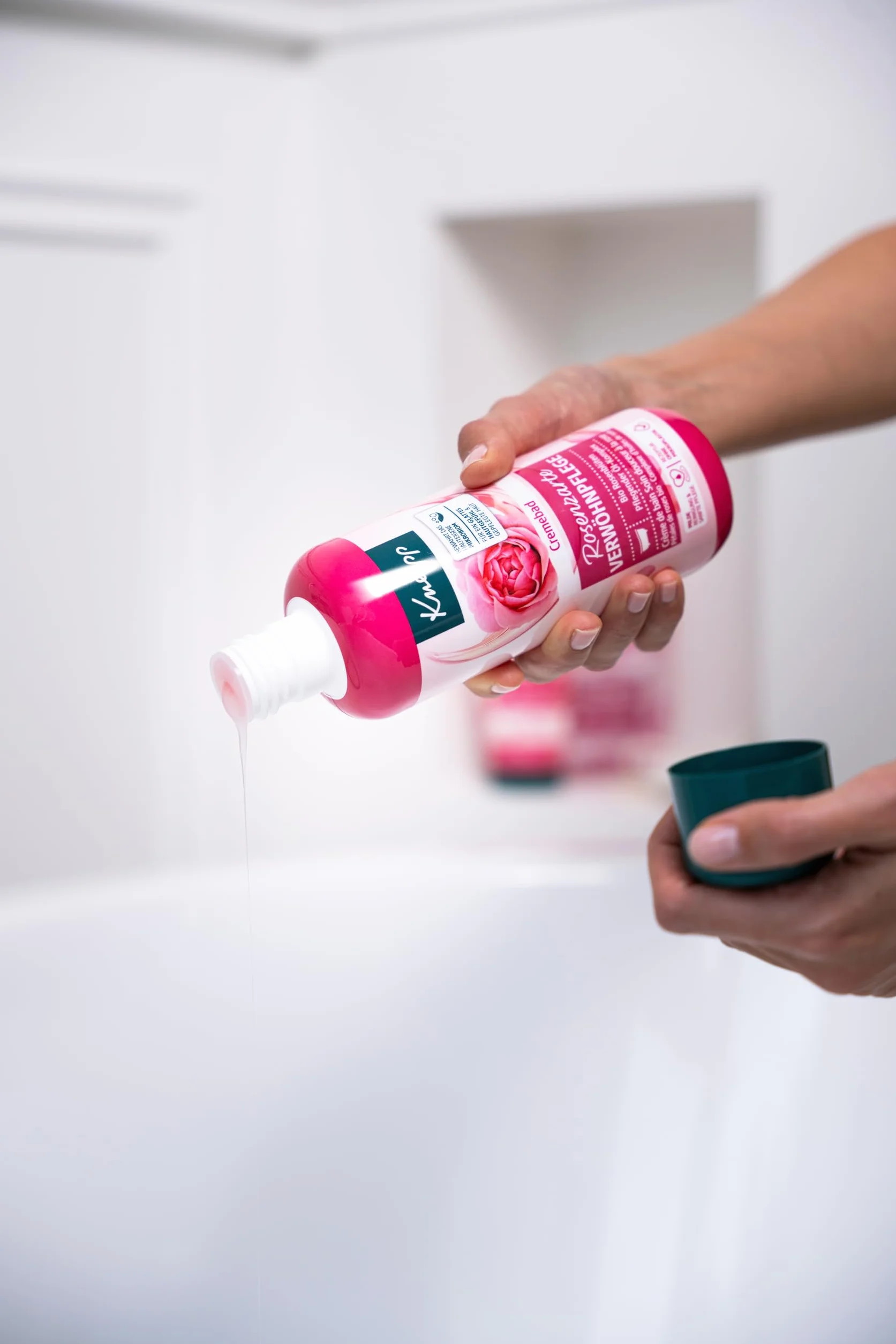 Kneipp Kremowa kąpiel z różami delikatna pielęgnacja – dodatek do kąpieli z wysokiej jakości ekstraktem z płatków róży ekologicznej i pielęgnującym kompleksem olejków – nadaje skórze uczucie gładkości