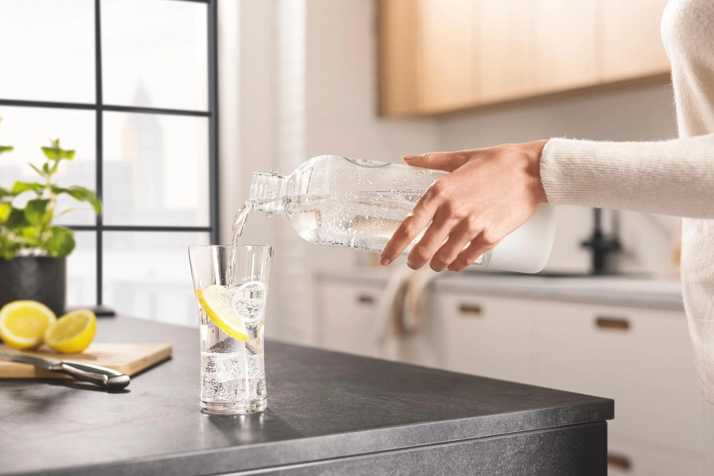 GROHE Blue Fizz 41250L00 butelka na wodę (pojemność: 850 ml, nie nadaje się do mycia w zmywarce, zamknięcie bagnetowe, kompatybilna z saturatorem Blue Fizz), biała