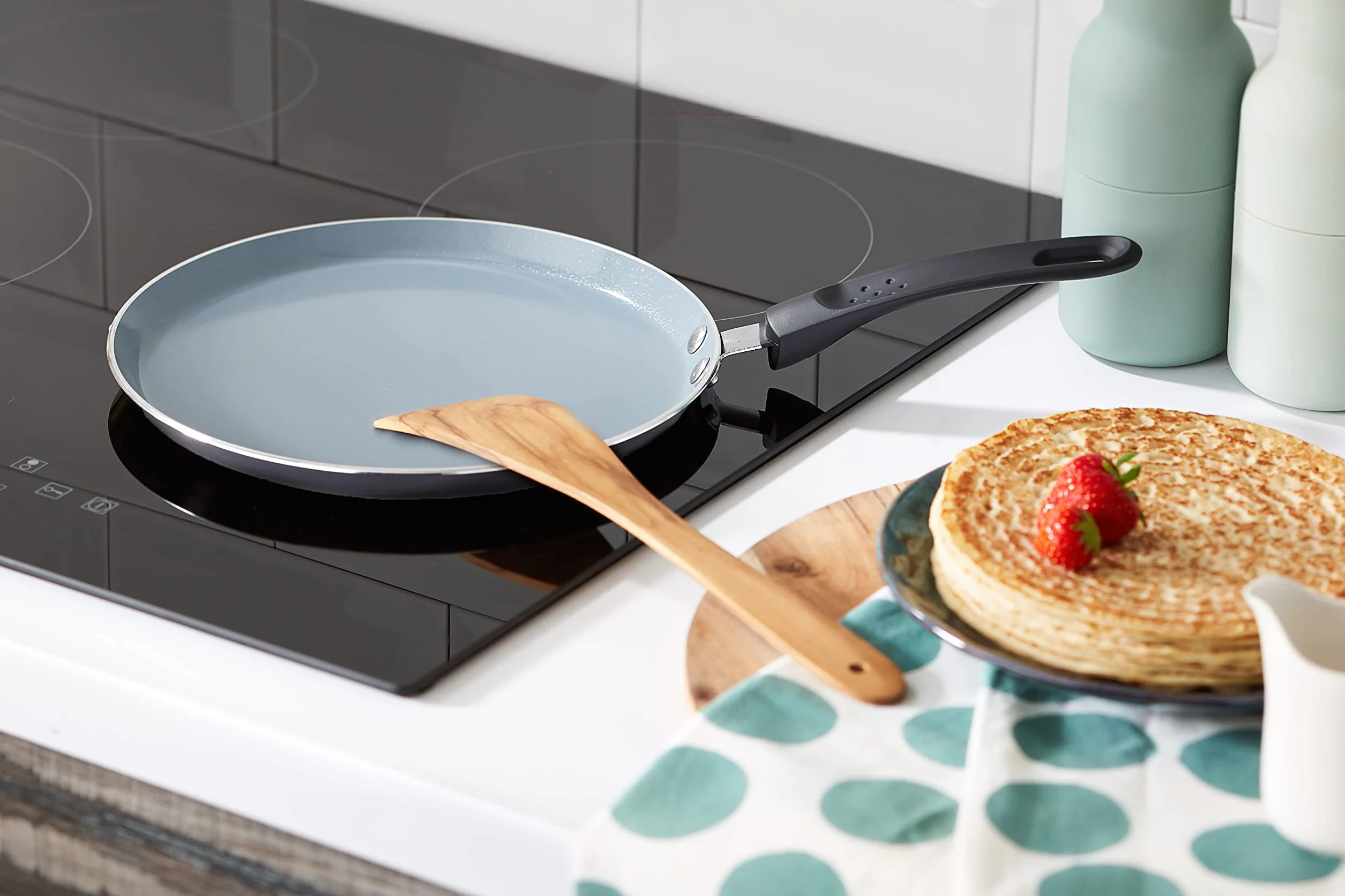 MasterClass Eco Induction Crepe/Pancake Pan 24 cm Powłoka Nieprzywierająca PTFE PFOA BPA Aluminium Żelazo Czarny Niebieski