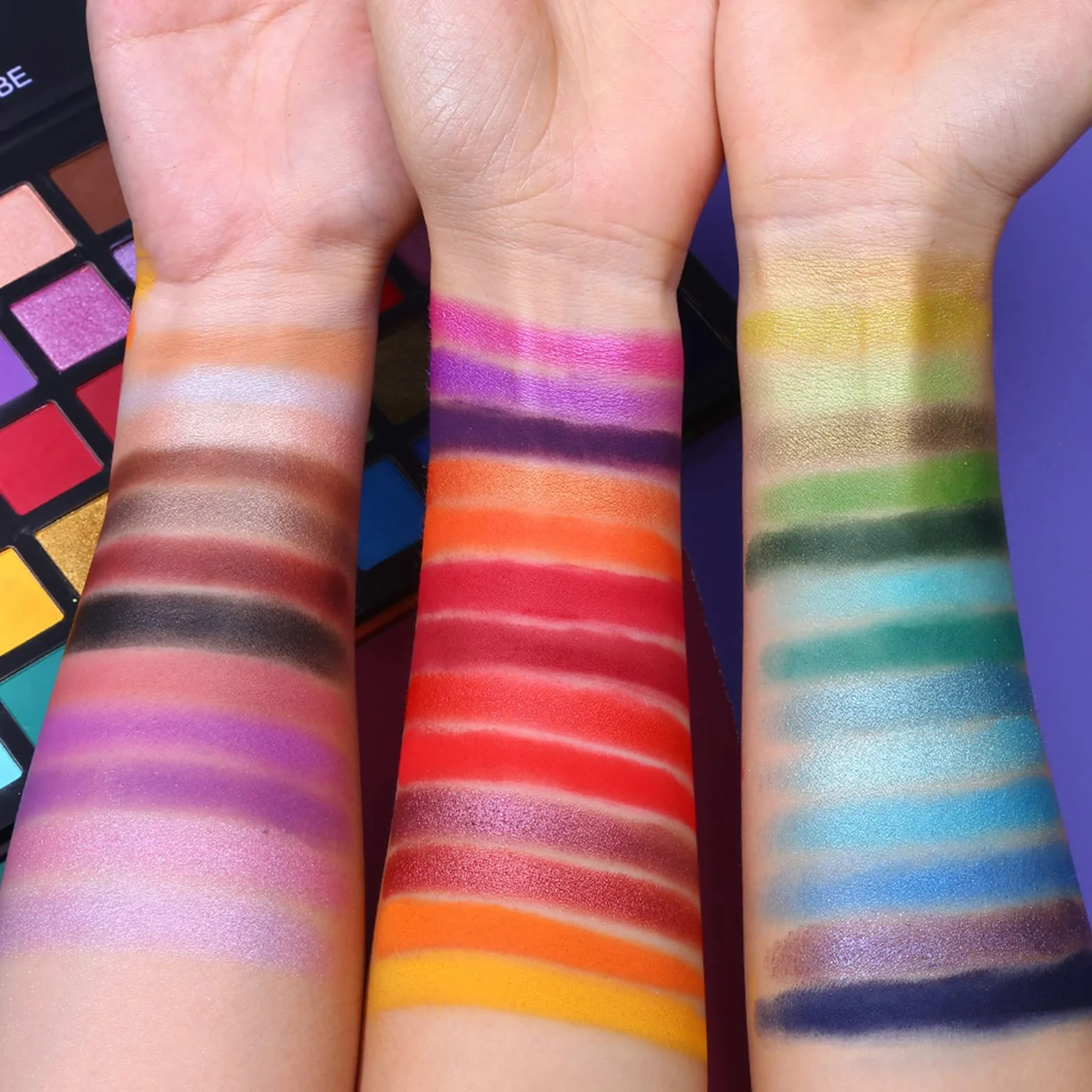 UCANBE Paleta cieni do powiek Spotlight z 40 kolorami i 15 pędzli – Paleta cieni do powiek matowych i błyszczących – Paleta makijażu z wysoką nasyceniem barwności, idealna do makijażu urlopowego i cod