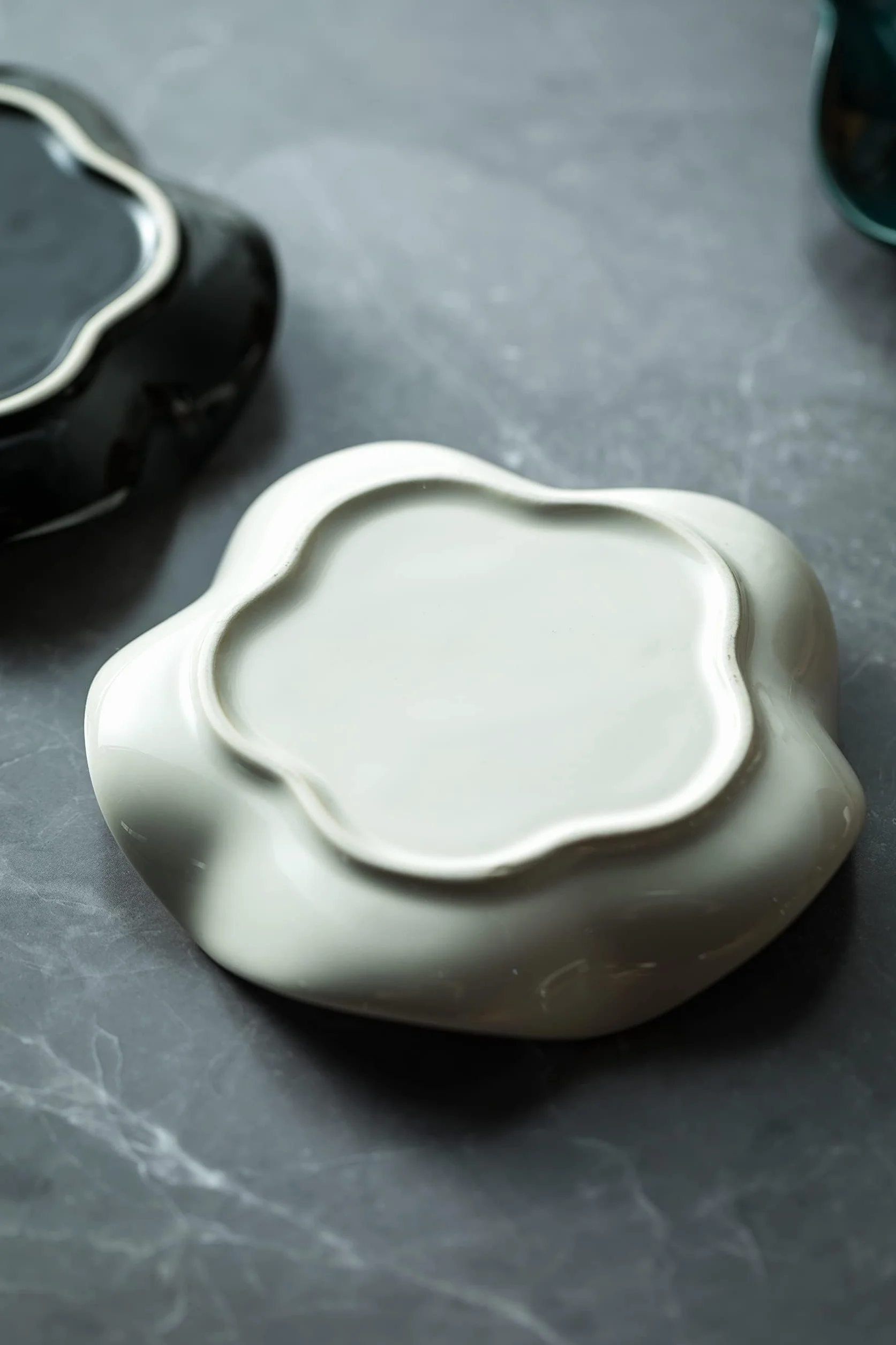 Ceramiczna półka na łyżki do kuchni, półka na kuchenkę i blat kuchenny, uchwyt na łyżeczkę do herbaty, można umieścić łyżeczkę, uchwyt na łyżeczki do kawy lub szczypce, nadaje się do mycia w zmywarce