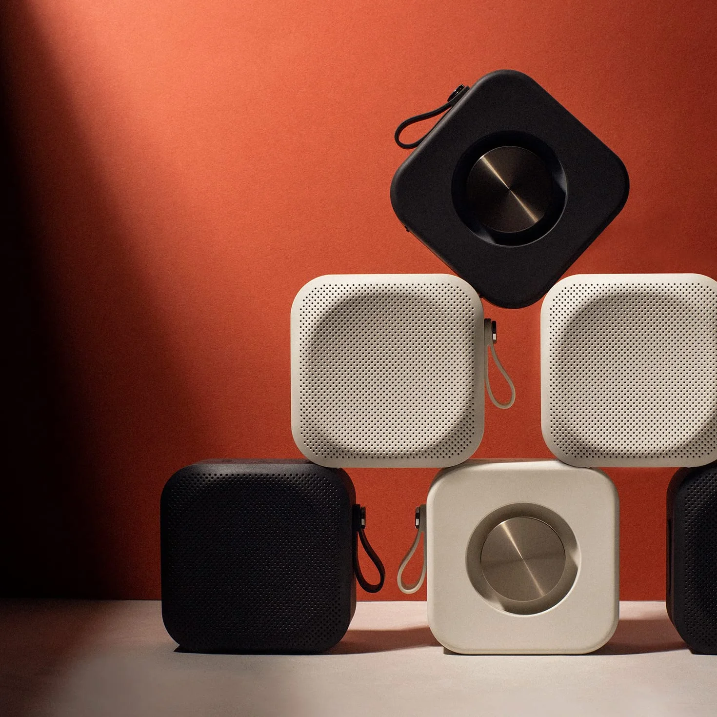 Sudio F2 Przenośny głośnik Bluetooth z wodoszczelnością IPX7, funkcja transmisji, wejście AUX 3,5 mm, 15 godzin pracy na baterii, dla Androida i iPhone'a (czarny)