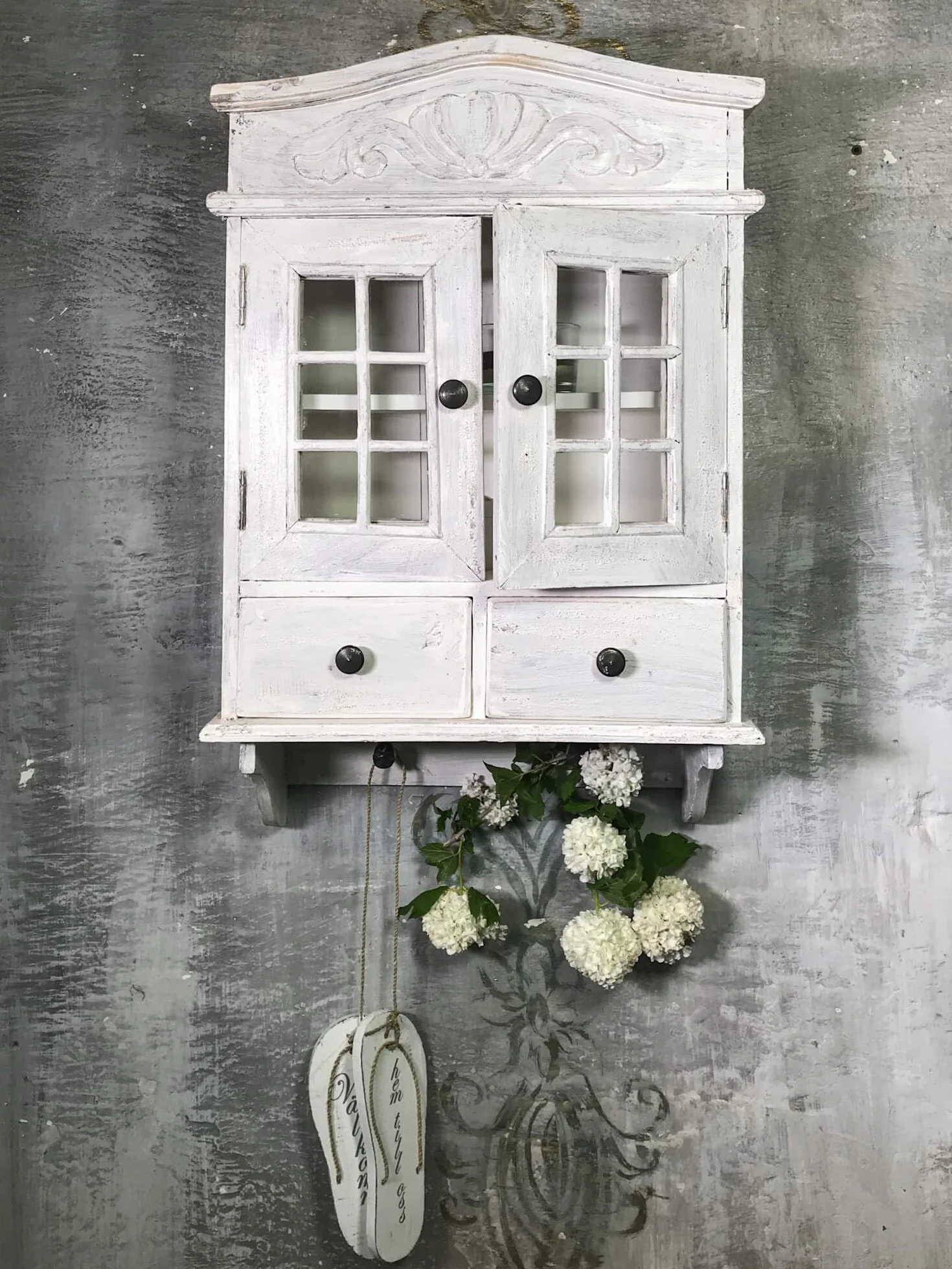 Szafka wisząca rustykalna w stylu shabby chic – biała drewniana witrynka z przeszklonymi drzwiczkami i szufladkami 68x45 cm do kuchni, jadalni Antyki24