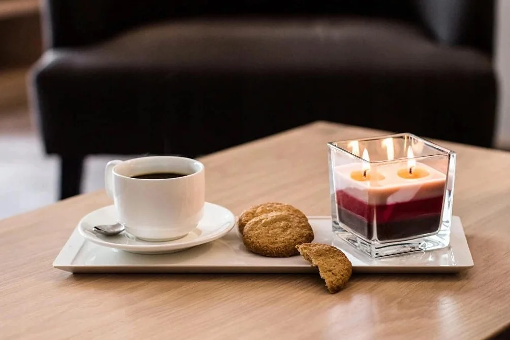 Świeca zapachowa Rosa trzy kolory kwadrat 32 godziny