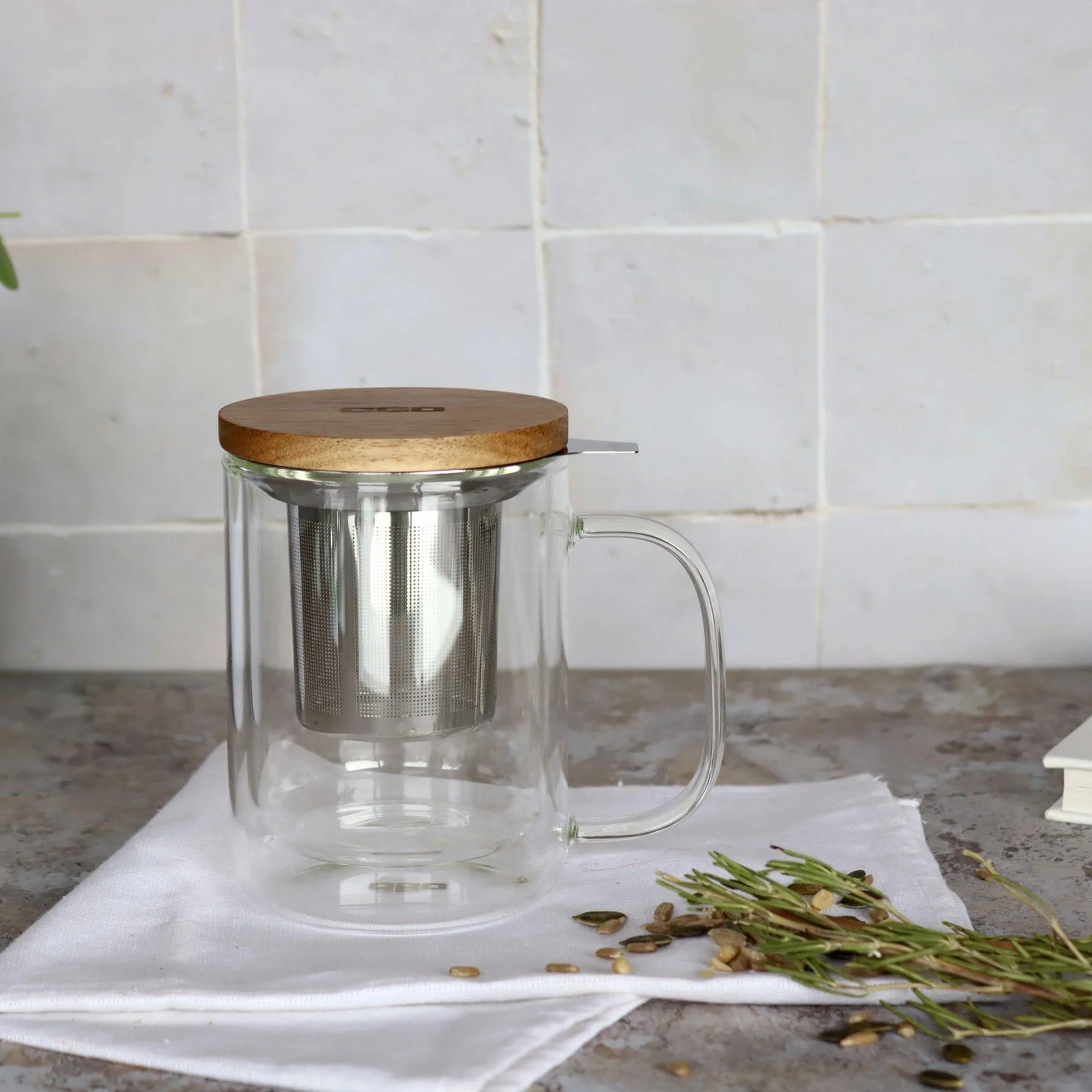 Ogo Living Ogo-Mug dzbanek z sitkiem do herbaty i pokrywką z bambusa, przezroczysty, 390 ml