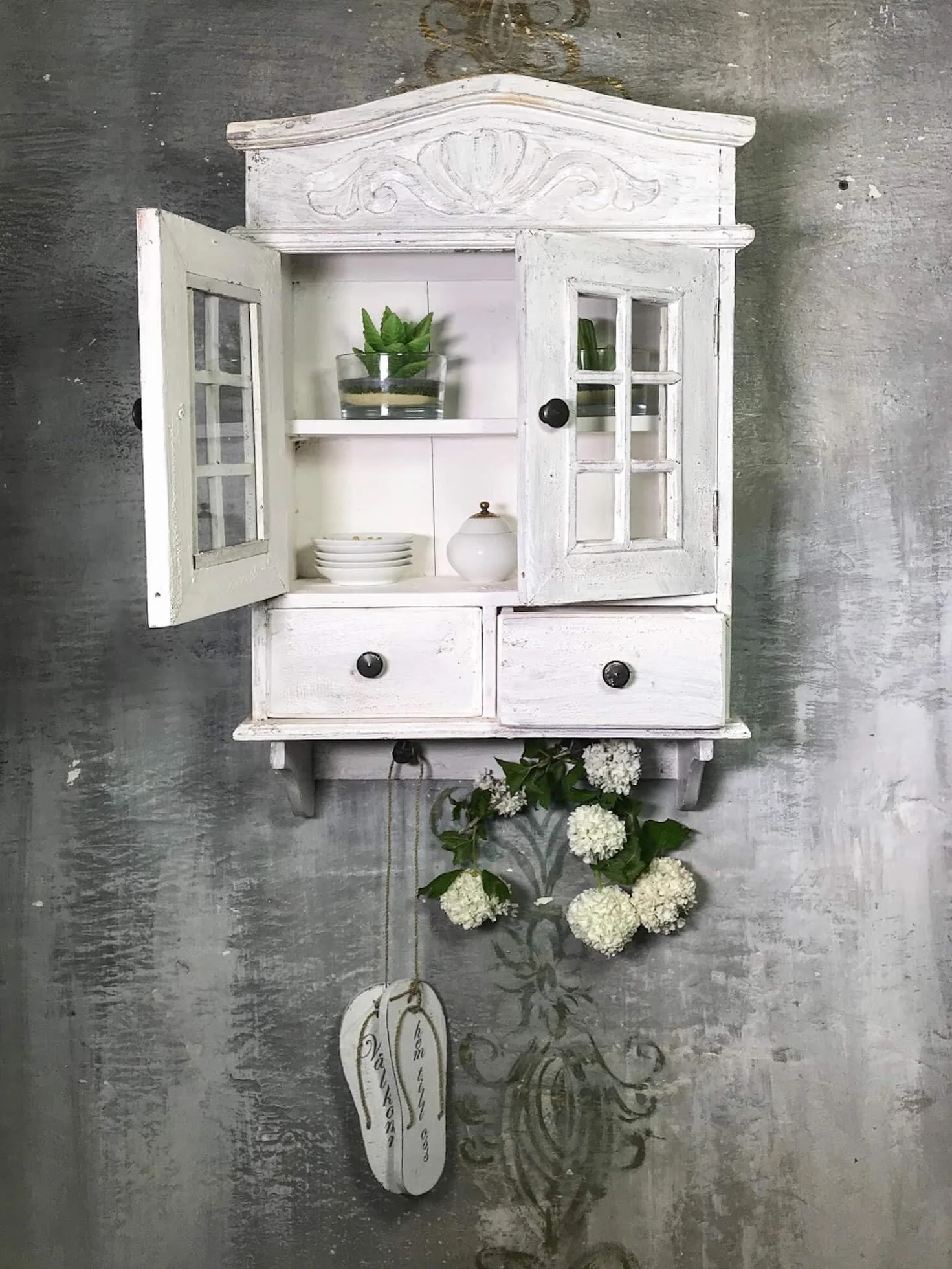 Szafka wisząca rustykalna w stylu shabby chic – biała drewniana witrynka z przeszklonymi drzwiczkami i szufladkami 68x45 cm do kuchni, jadalni Antyki24