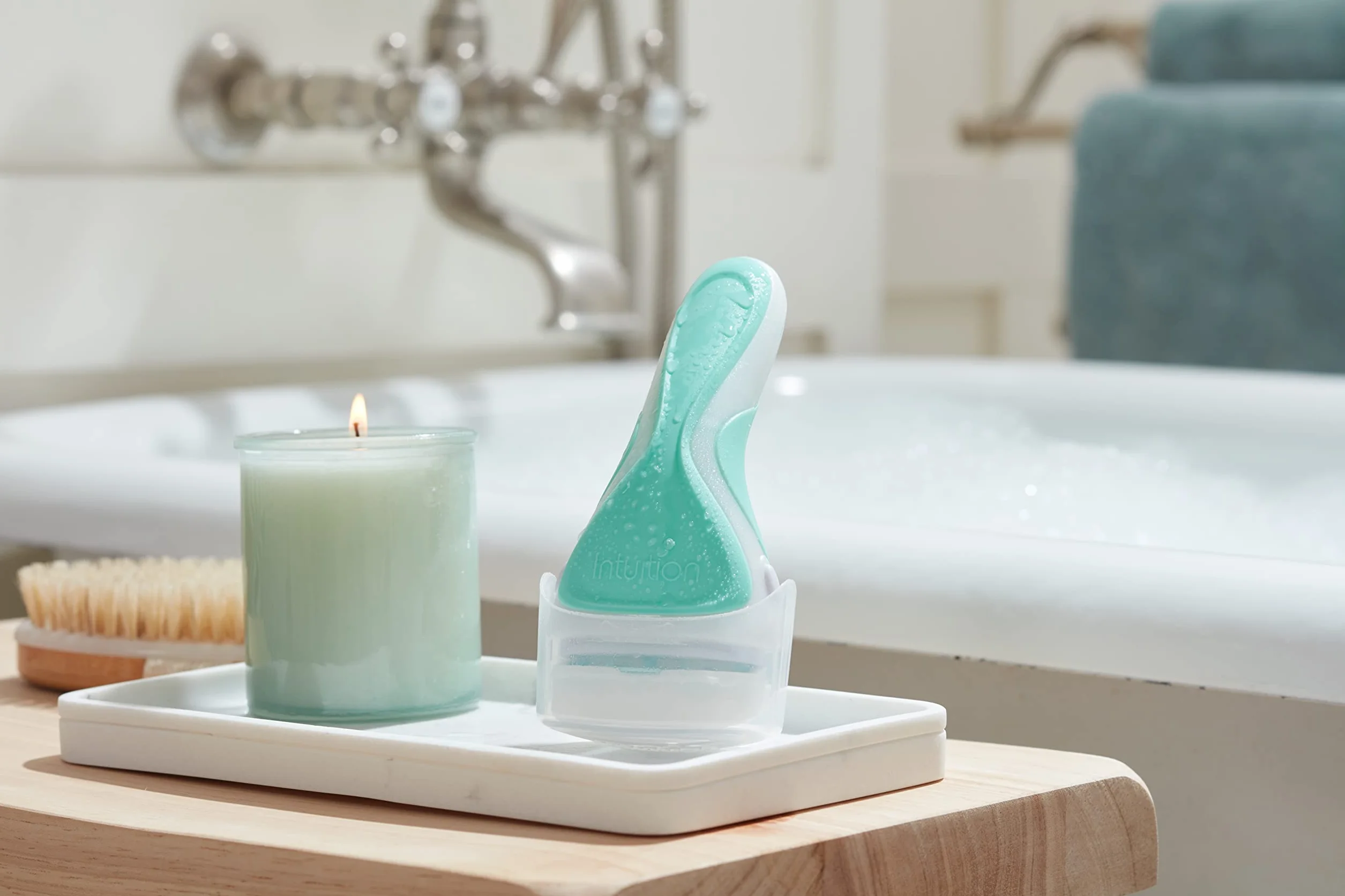 Wilkinson Sword Intuition 2 w 1 Sensitive Care Zestaw 1 uchwytu, 1 głowica zamontowana, brzytwa damska z naturalnym mydłem, zawiera aloes