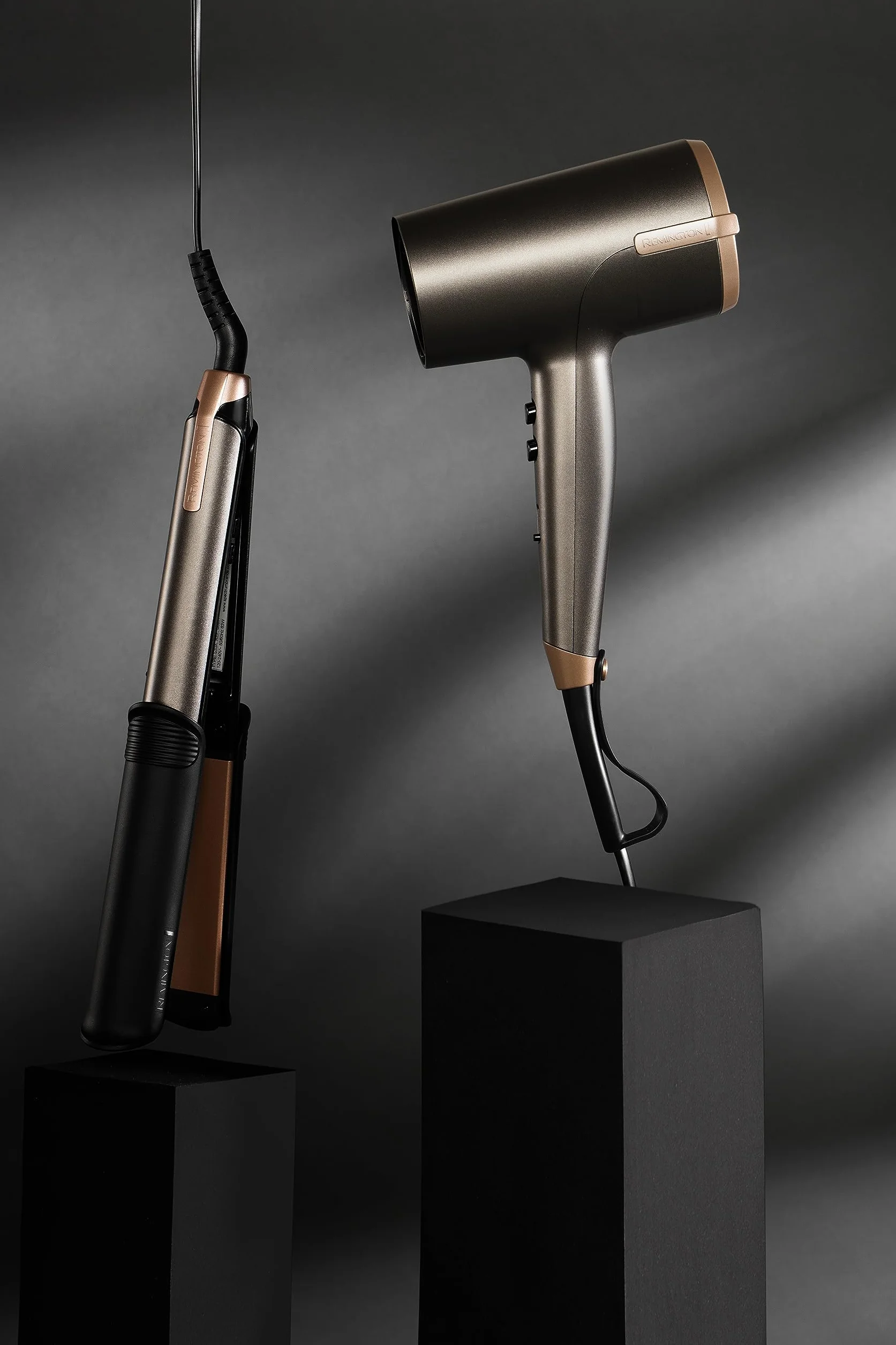 Remington prostownica do włosów i lokówka (2w1), łatwe przełączanie trybu prostowania/kręcenia dzięki nakładką FlexiCovers, temp. 150-230°C, wyświetlacz cyfrowy, ONE Straight & Curl Styler S6077