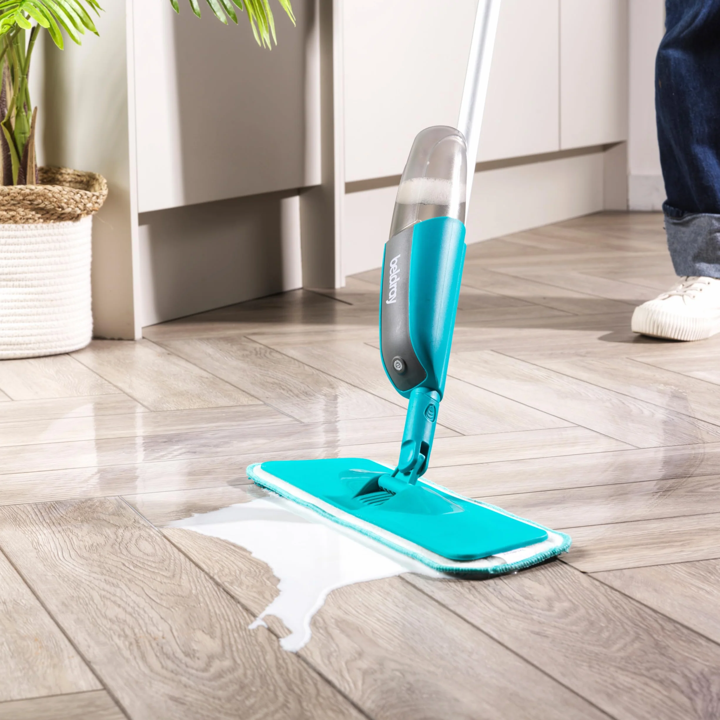 Beldray Antibac Spray Mop – 2 nadające się do prania w pralce pady, mikrofibra do szorowania i czyszczenia, chenille do wycierania kurzu i polerowania, głowica obrotowa 360°, pojemności 300 ml