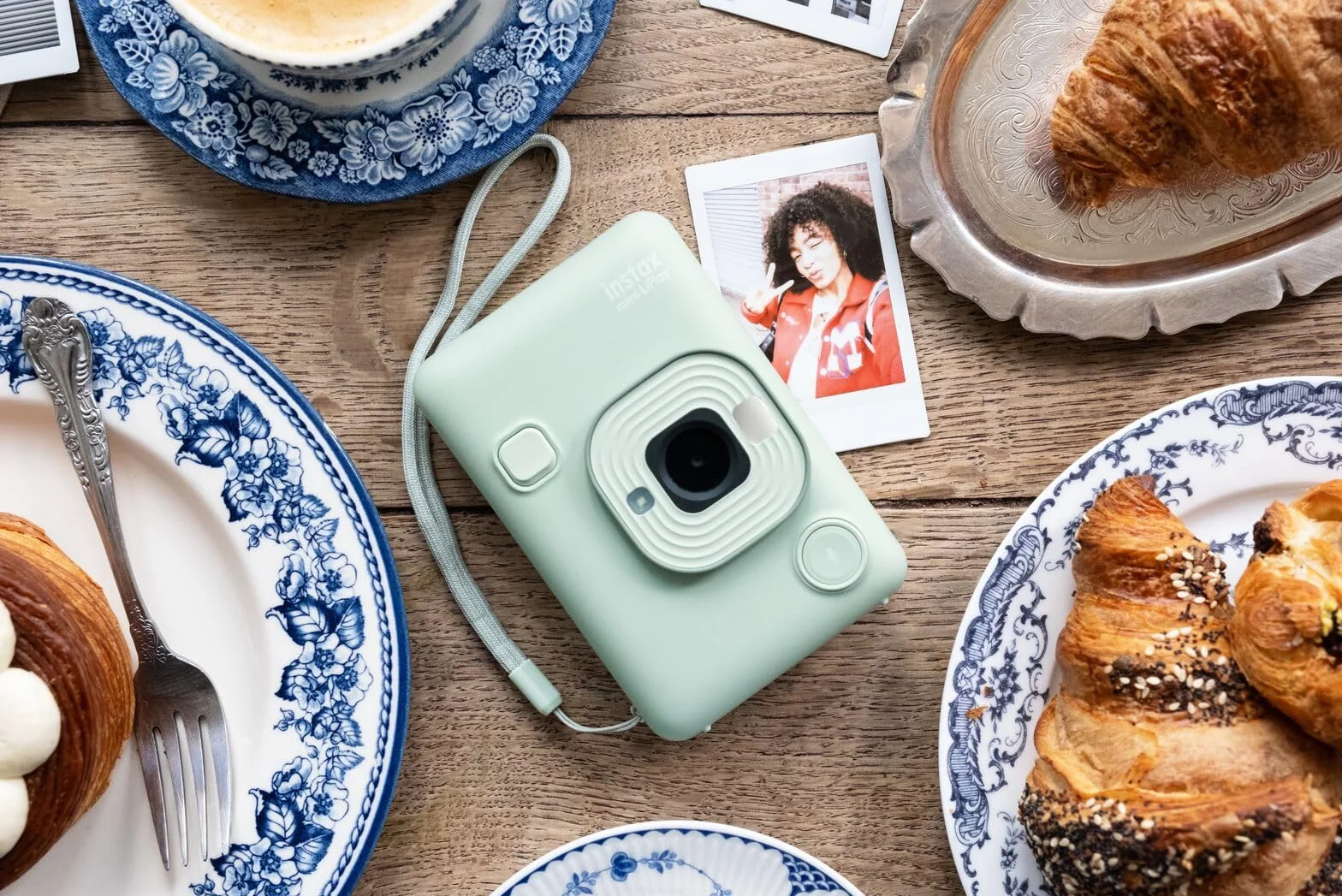 INSTAX mini LiPlay hybrydowy aparat natychmiastowy z tylnym wyświetlaczem LCD o przekątnej 2,7 cala, gniazdem kart Micro SD, ładowaniem przez USB-C, kolor Matcha Green, film sprzedawany osobno