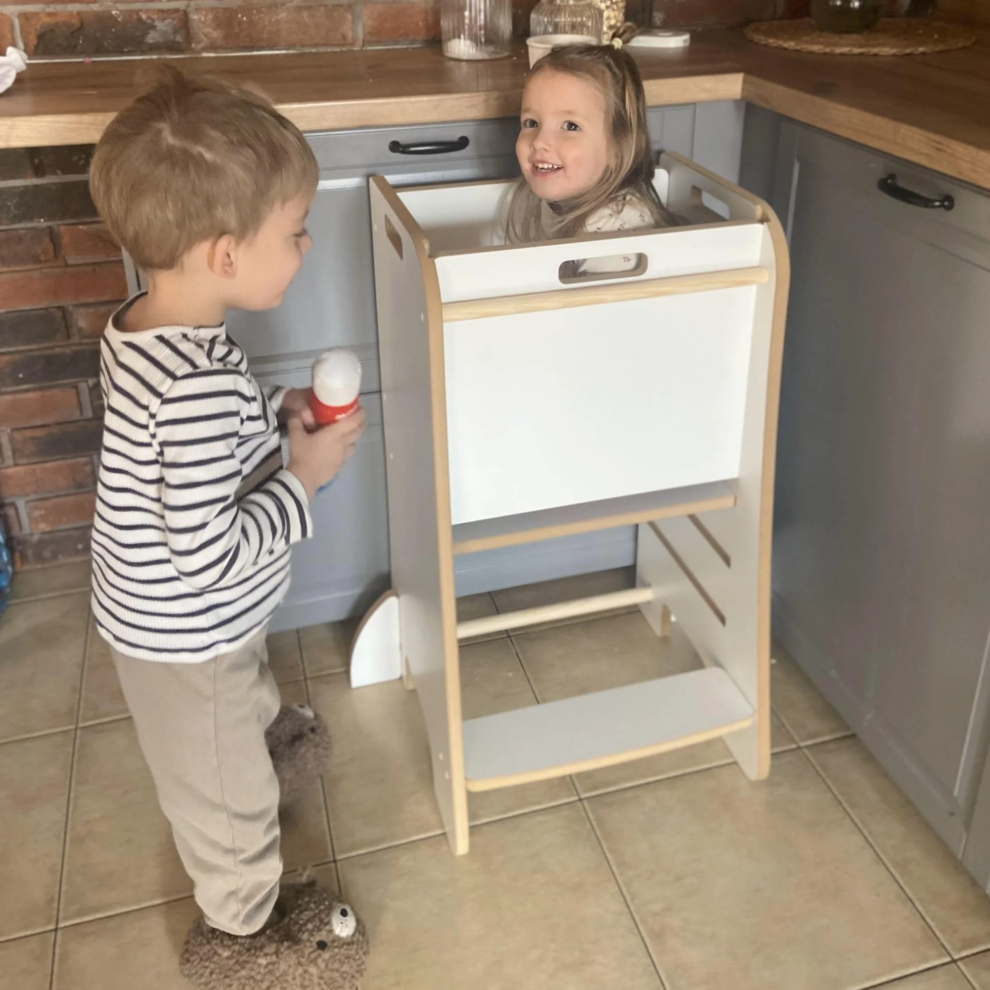 Kitchen Helper dla dziecka – czarny, super bezpieczny Pomocnik kuchenny Montessori, Wieża Edukacyjna Dla Dzieci, Bezpieczny stopień dla dzieci do Kuchni, Certyfikat, Zabudowany, Wyjmowana Blokada