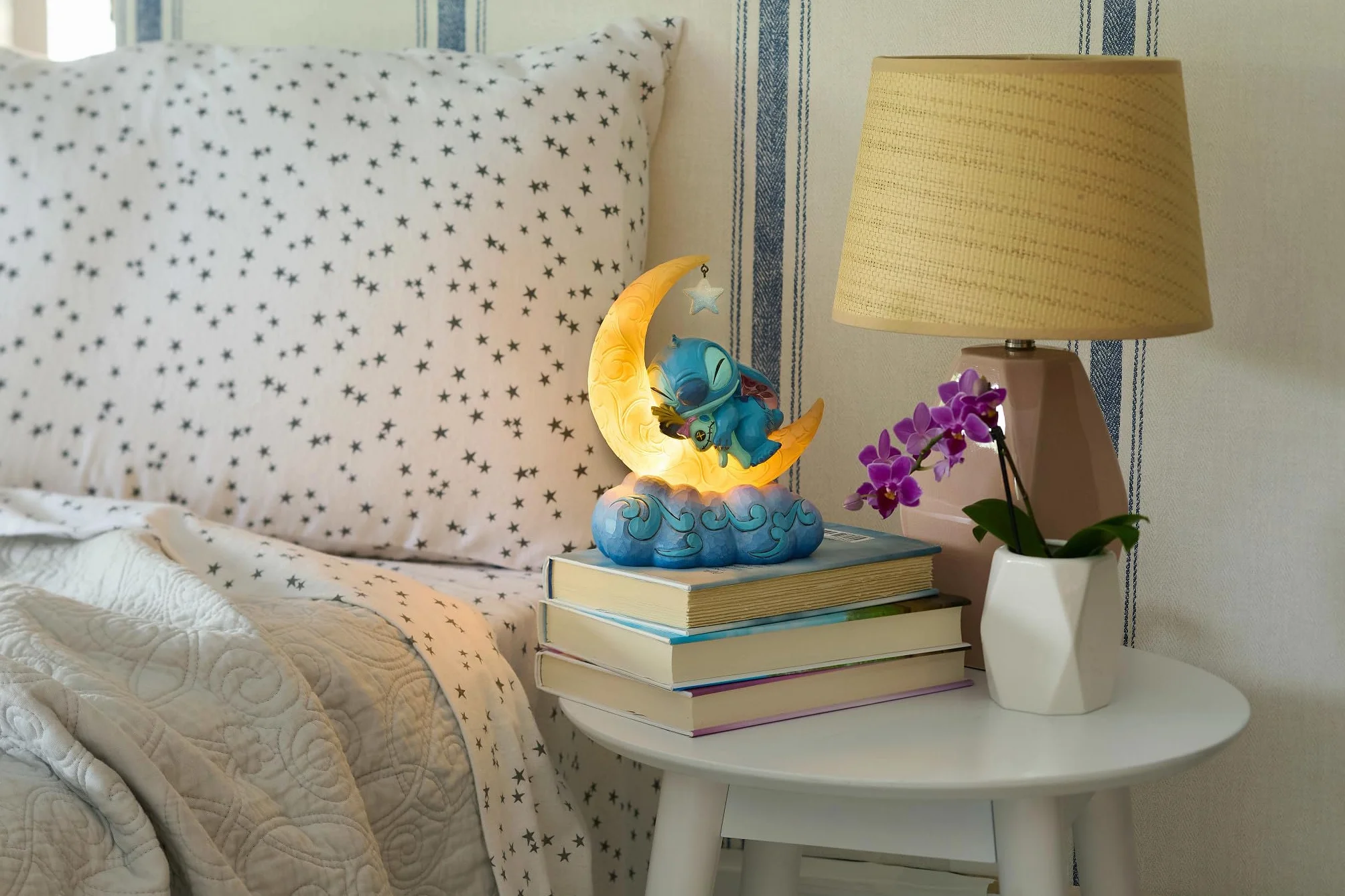 Disney Traditions Stitch and Scrump On Light Up Figurka Księżyca