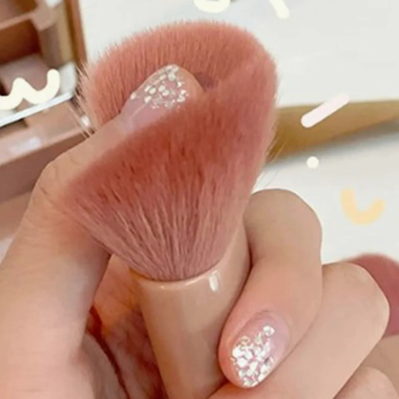 Yinhing Mini Zestaw Pędzli do Makijażu 5 szt. Przenośne Podróżne Pędzle do Makijażu Kompaktowe Pędzle Kosmetyczne z Lusterkiem Przechowywania Ułatwiającym aplikację