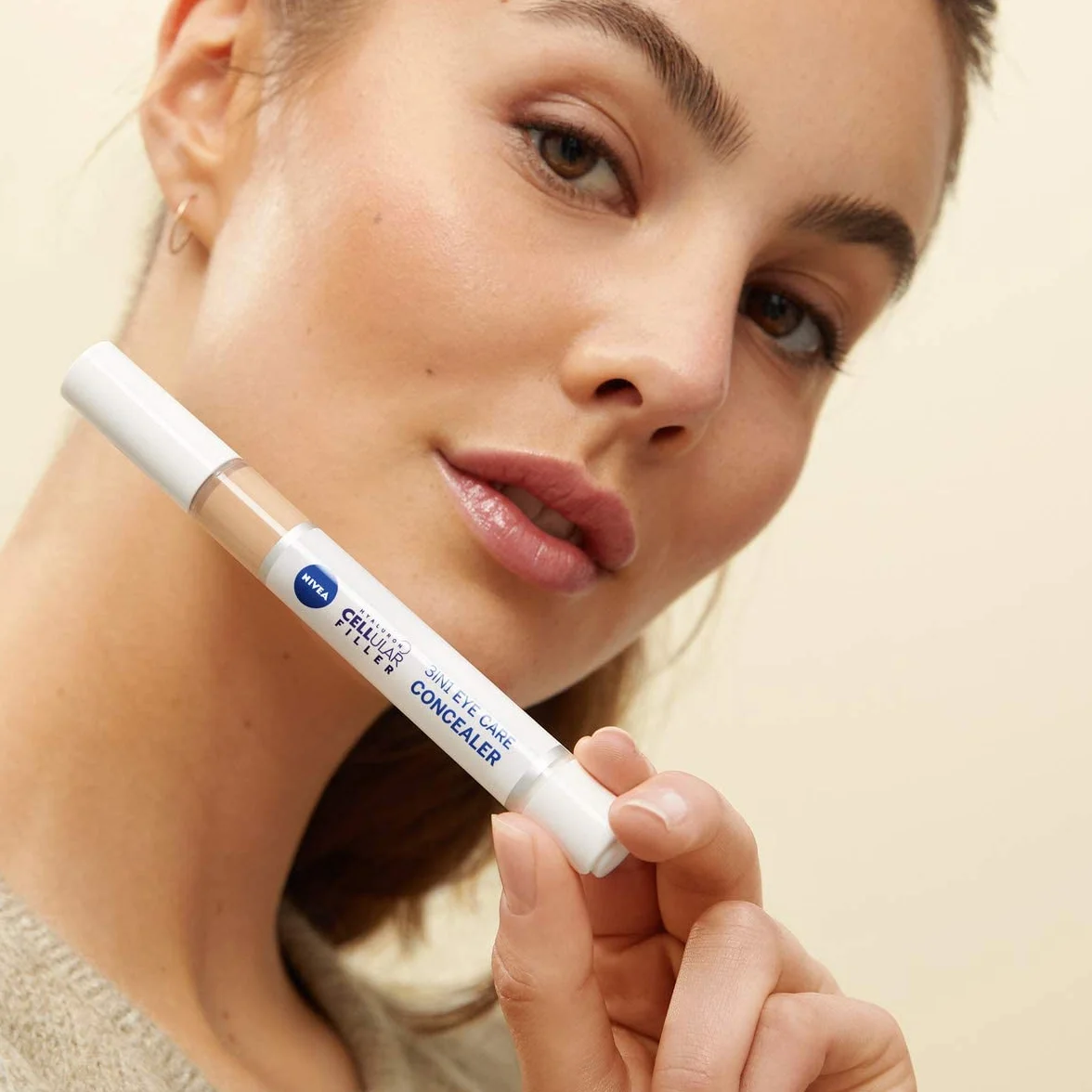 NIVEA HYALURON CELLULAR Filler Krem korygujący cienie pod oczami 3w1 z kwasem hialuronowym, odcień jasny, 4 ml