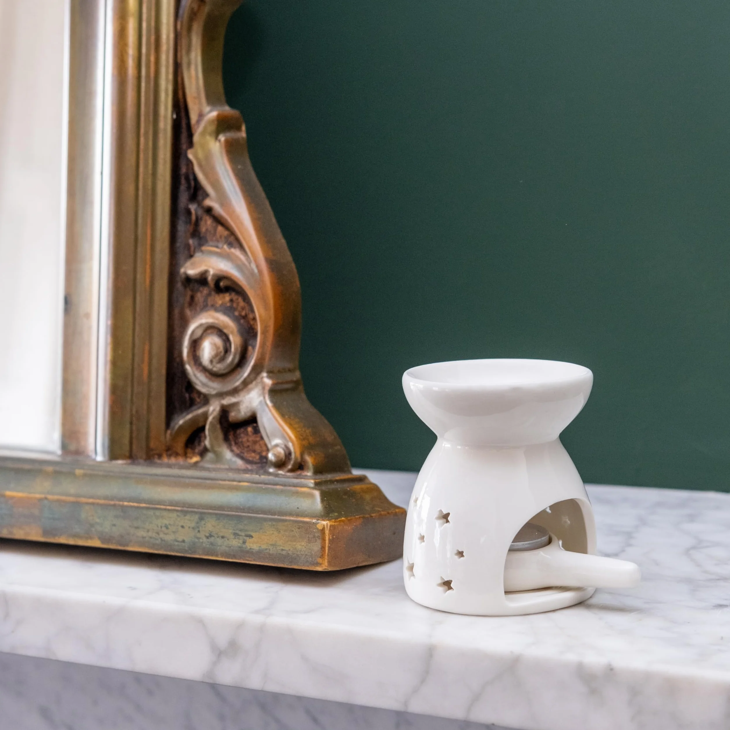 TRIXES Ceramiczny wypalacz wosku świecznik na herbatnik biały z wyciętymi gwiazdami