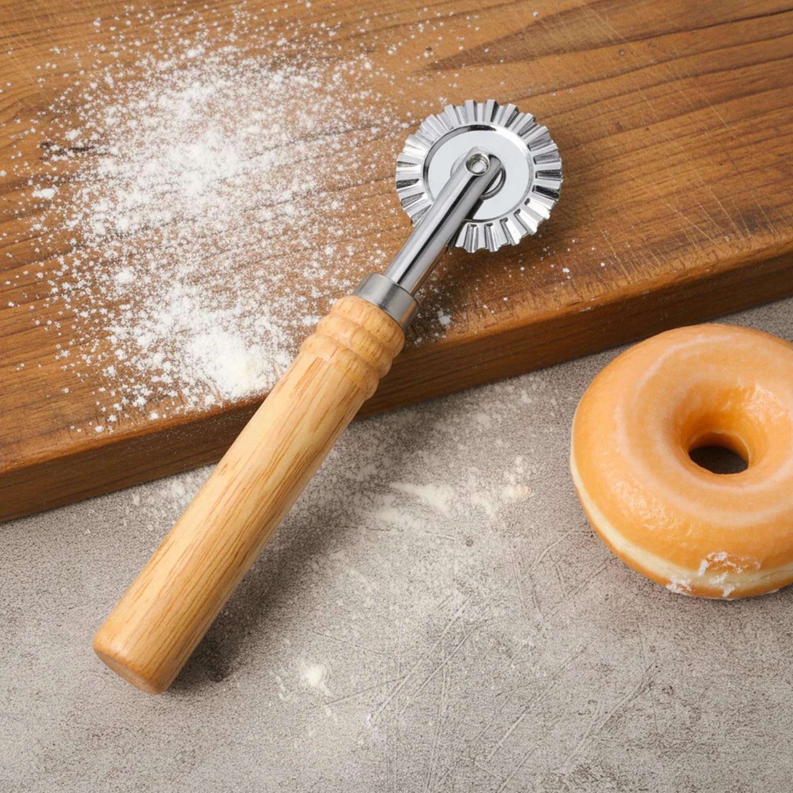 TIESOME Krajalnica do ciasta, kółko do ciasta, ząbkowane kółko do ciasta, stop cynku, długi uchwyt drewniany do pizzy, ciastek, ravioli, wałek do kuchni, cukierni, pizzy