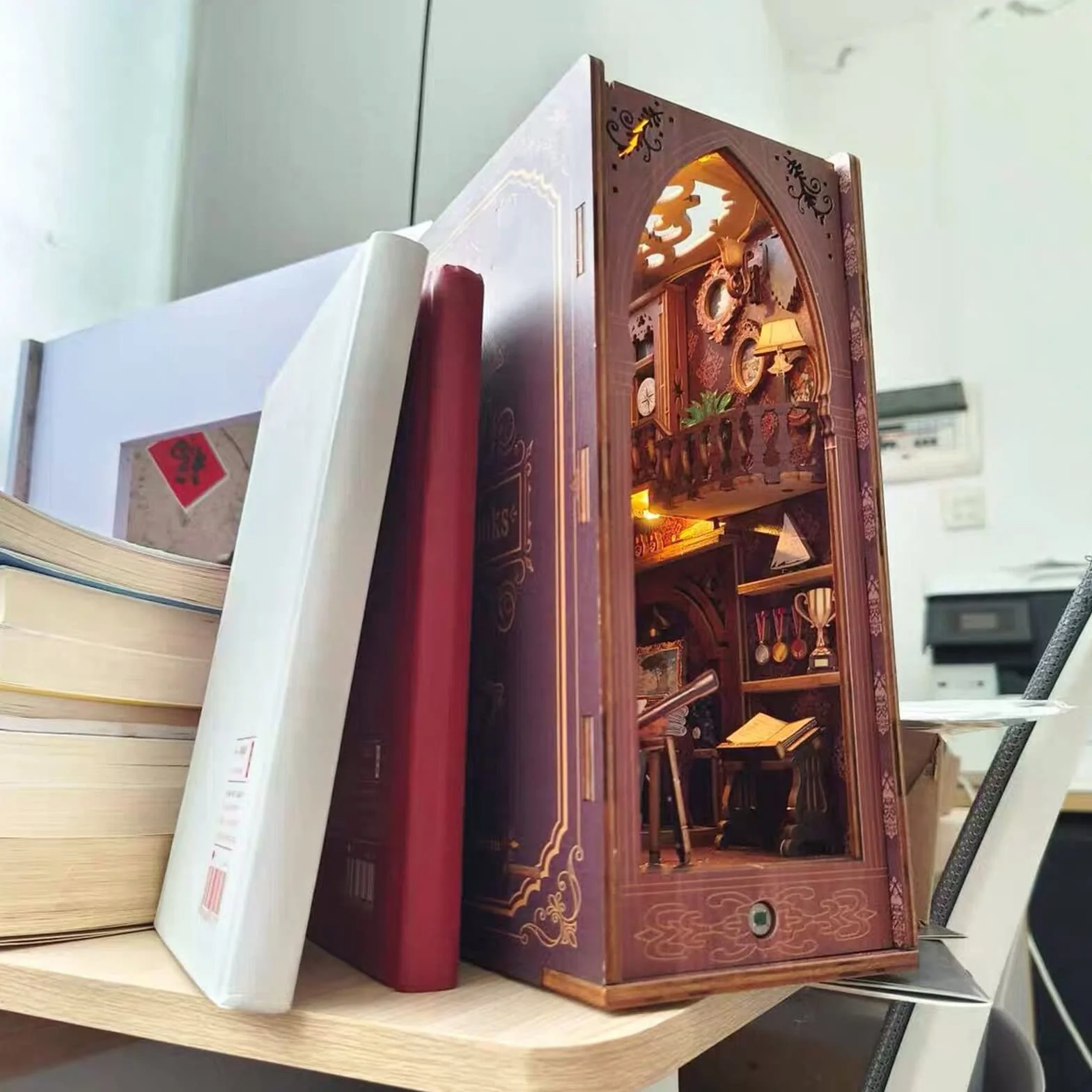 Drewniane puzzle 3D scena kościelna podpórka na książki, dekoracyjna wkładka na półkę dla dorosłych, nastolatków, unikalny wystrój domu i pomysł na prezent dla miłośników książek (biblioteka)