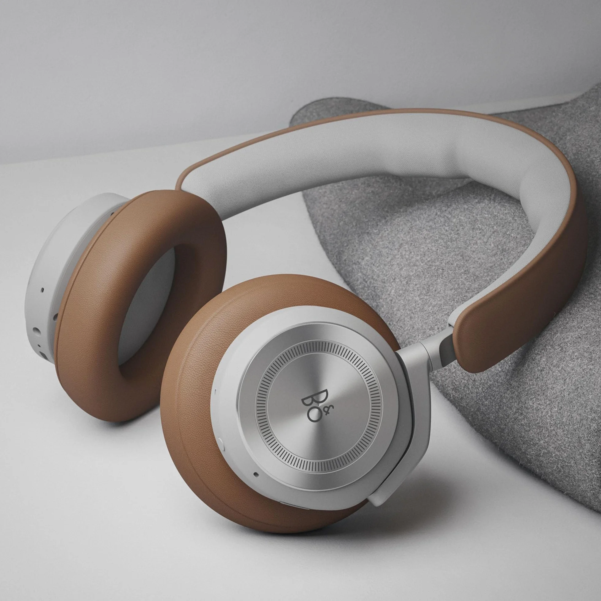 Bang & Olufsen Beoplay HX Bezprzewodowe słuchawki nauszne premium, aktywna redukcja szumów, 40 godzin pracy akumulatora, 6 mikrofonów, zestaw słuchawkowy do pracy, z futerałem - Timber