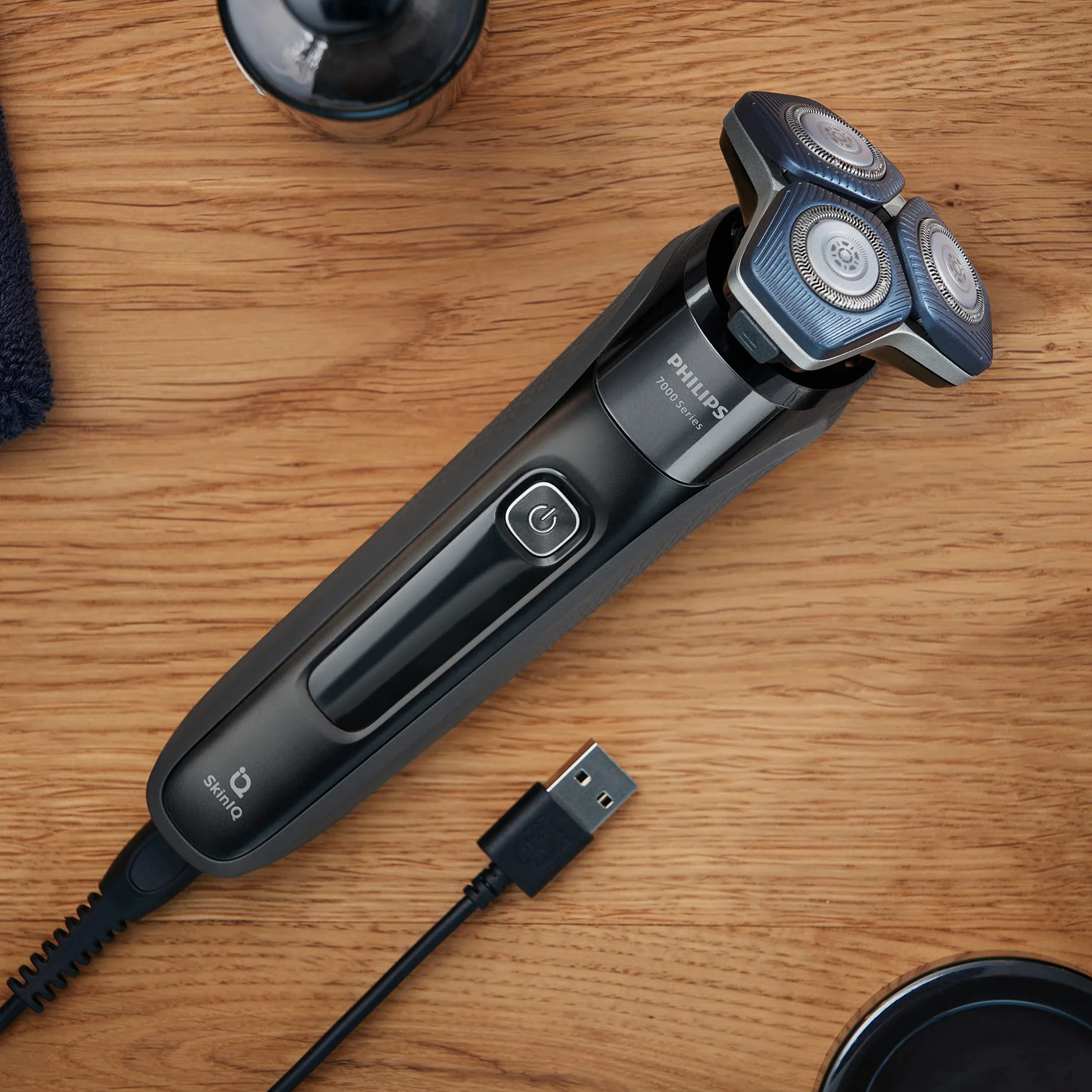 Golarka elektryczna Philips Series 7000 do golenia na mokro i na sucho z technologią SkinIQ, zintegrowanym trymerem, podkładką ładującą, etui podróżnym, wkładem Quick Clean (Model S7886/55)
