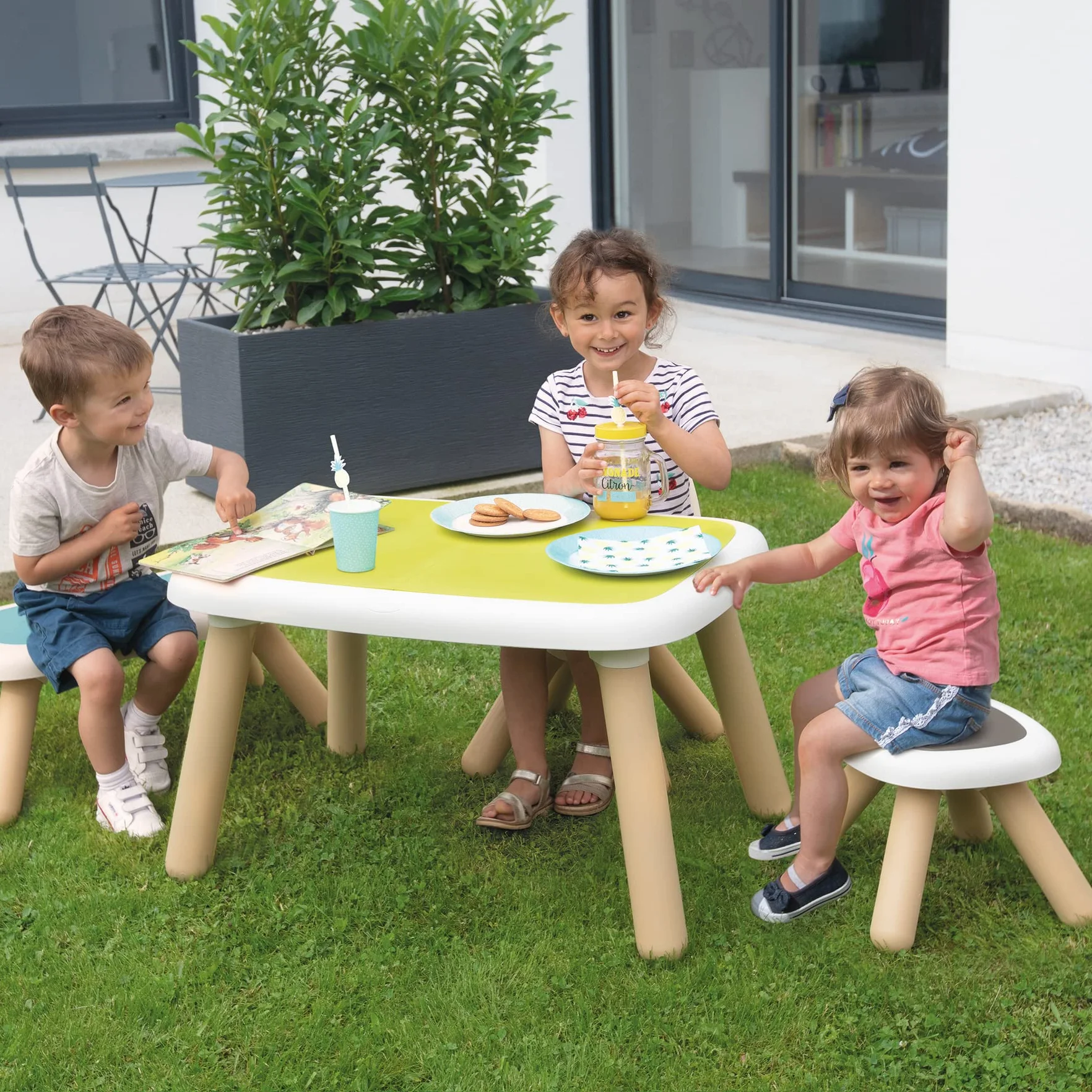 Smoby Plastikowy stół dziecięcy zielony blat beżowe nogi do wewnątrz i na zewnątrz