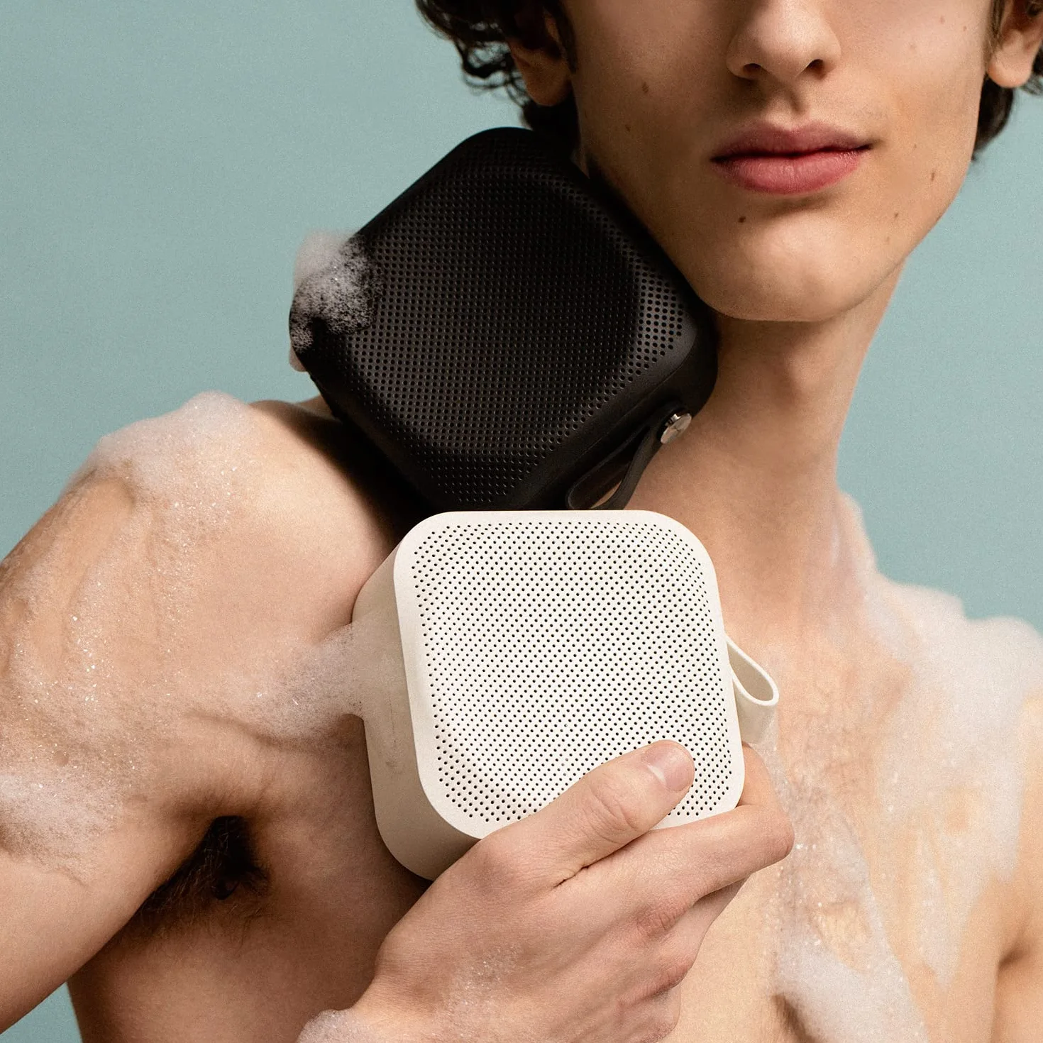 Sudio F2 Przenośny głośnik Bluetooth z wodoszczelnością IPX7, funkcja transmisji, wejście AUX 3,5 mm, 15 godzin pracy na baterii, dla Androida i iPhone'a (czarny)