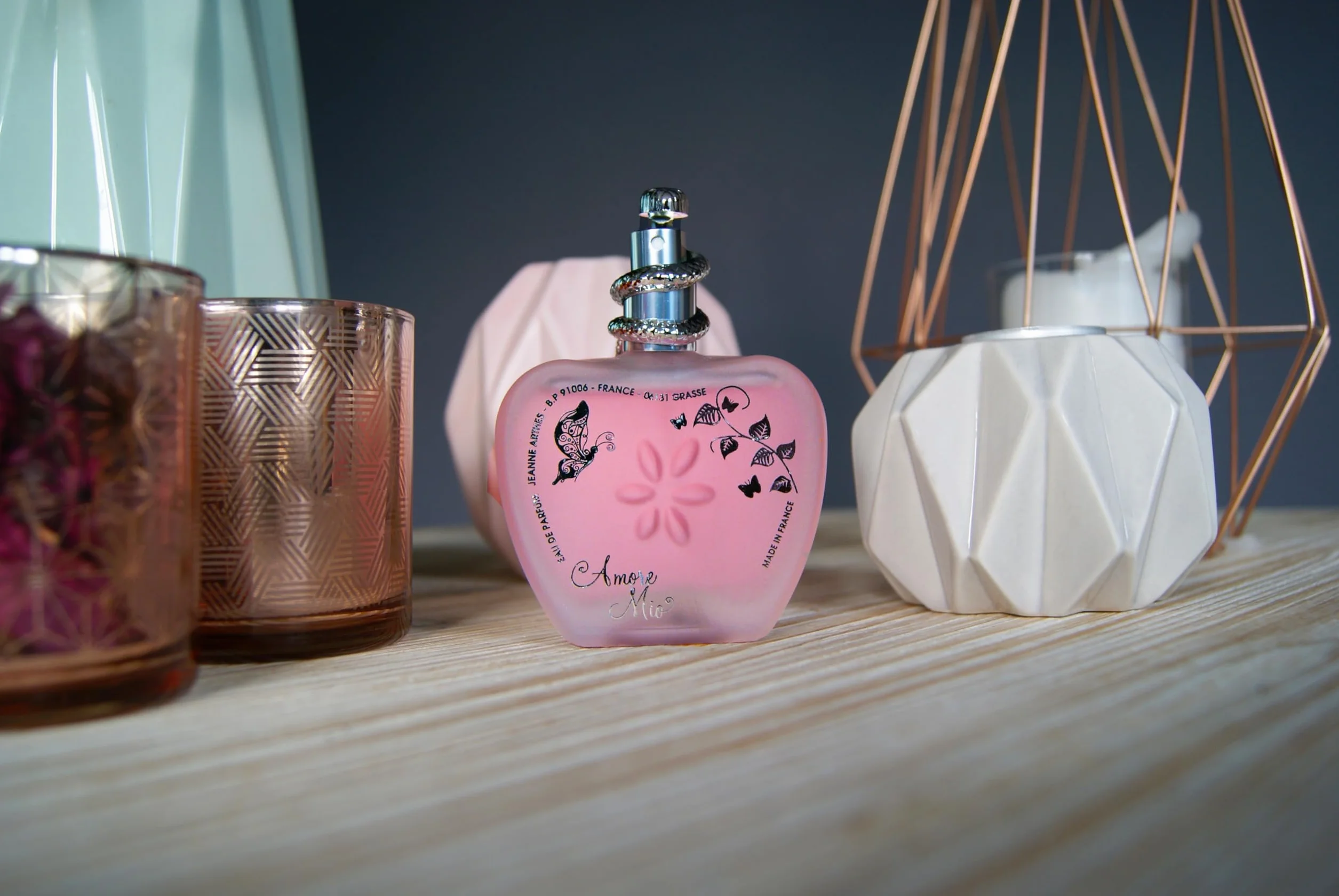 JEANNE ARTHES - Zestaw upominkowy dla kobiet - Amore Mio - Woda perfumowana 100 ml + mleko do ciała 200 ml - Zapach piżmo Tonka - Wyprodukowano i zapakowane we Francji w Grasse