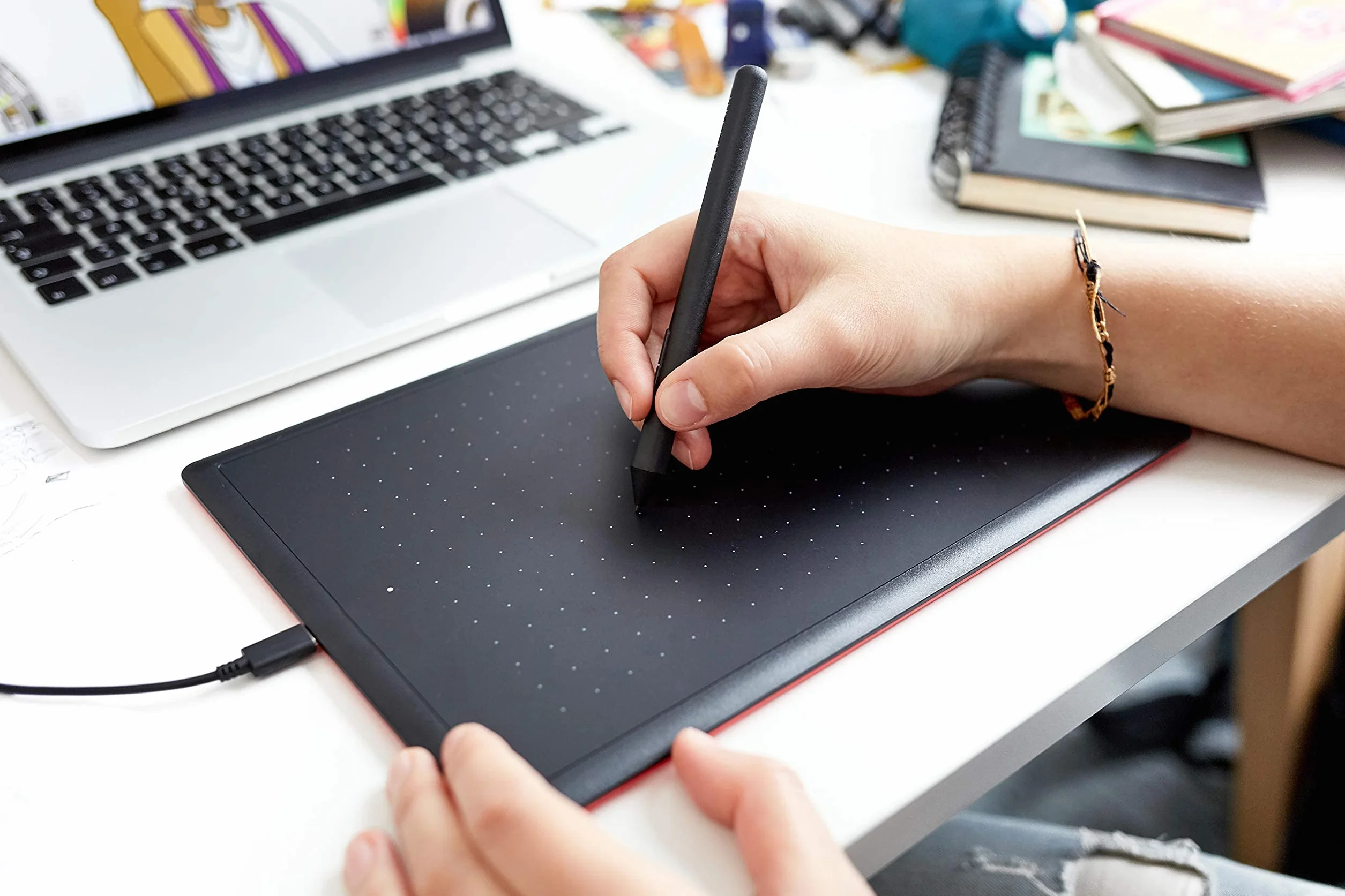Wacom One by Wacom tablet z rysikiem wrażliwym na nacisk, Odpowiedni dla Windows, Mac i Chromebook, Medium, Czarny/Czerwony