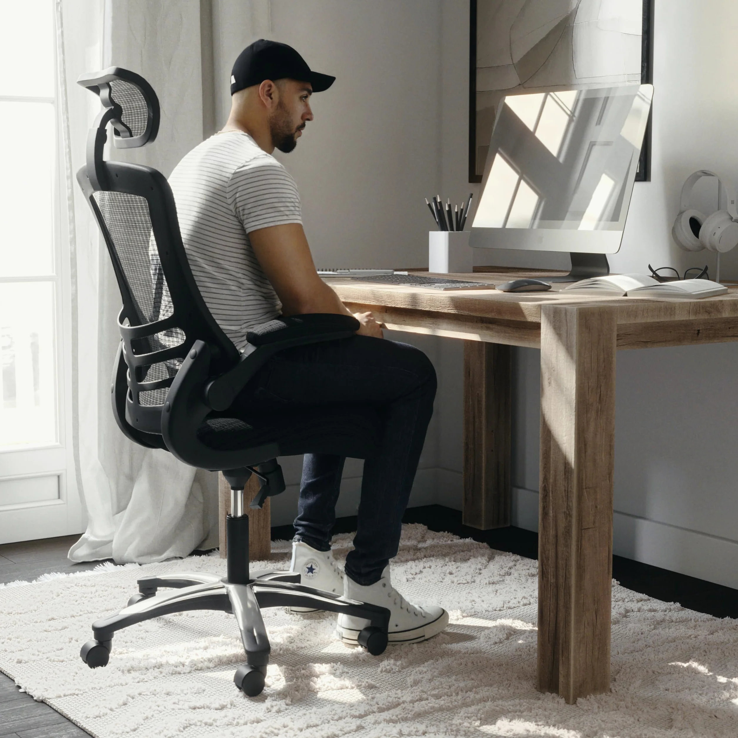 Ergonomiczne, obrotowe krzesło biurowe z wysokim oparciem z siatki, podnoszonymi podłokietnikami i regulowanym zagłówkiem (czarne)