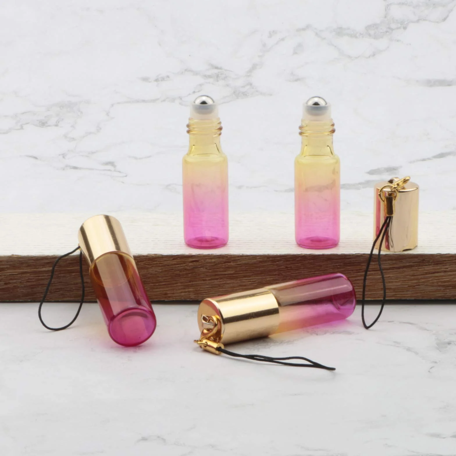 15 szt. 5 ml żółto-różana czerwona gradient kolor szklana rolka na butelkach ochrona przed promieniowaniem UV, pusta próbka fiolka butelki ze szkła olejku eterycznego z kulkami ze stali nierdzewnej i złotą zakrętką z klamrą