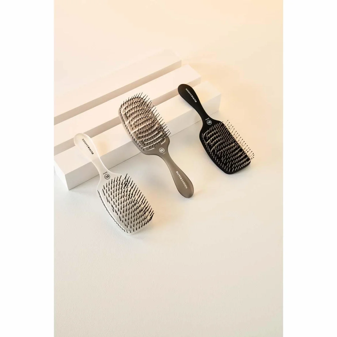 OLIVIA GARDEN Essential Care Flex Medium Hair Bristles Ice Grey