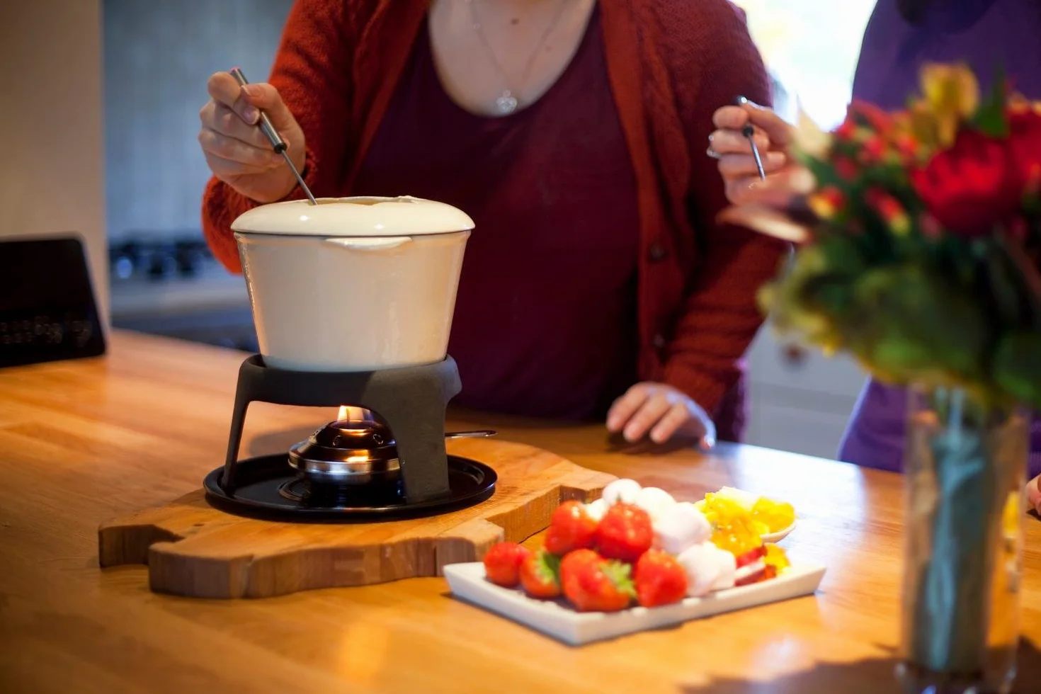MasterClass Zestaw do fondue z żeliwa, garnek do fondue z 6 widelcami i emaliowaną miską z żeliwa, doskonała retencja ciepła i regulowany palnik, w pudełku prezentowym, kremowy, 21 x 18 cm
