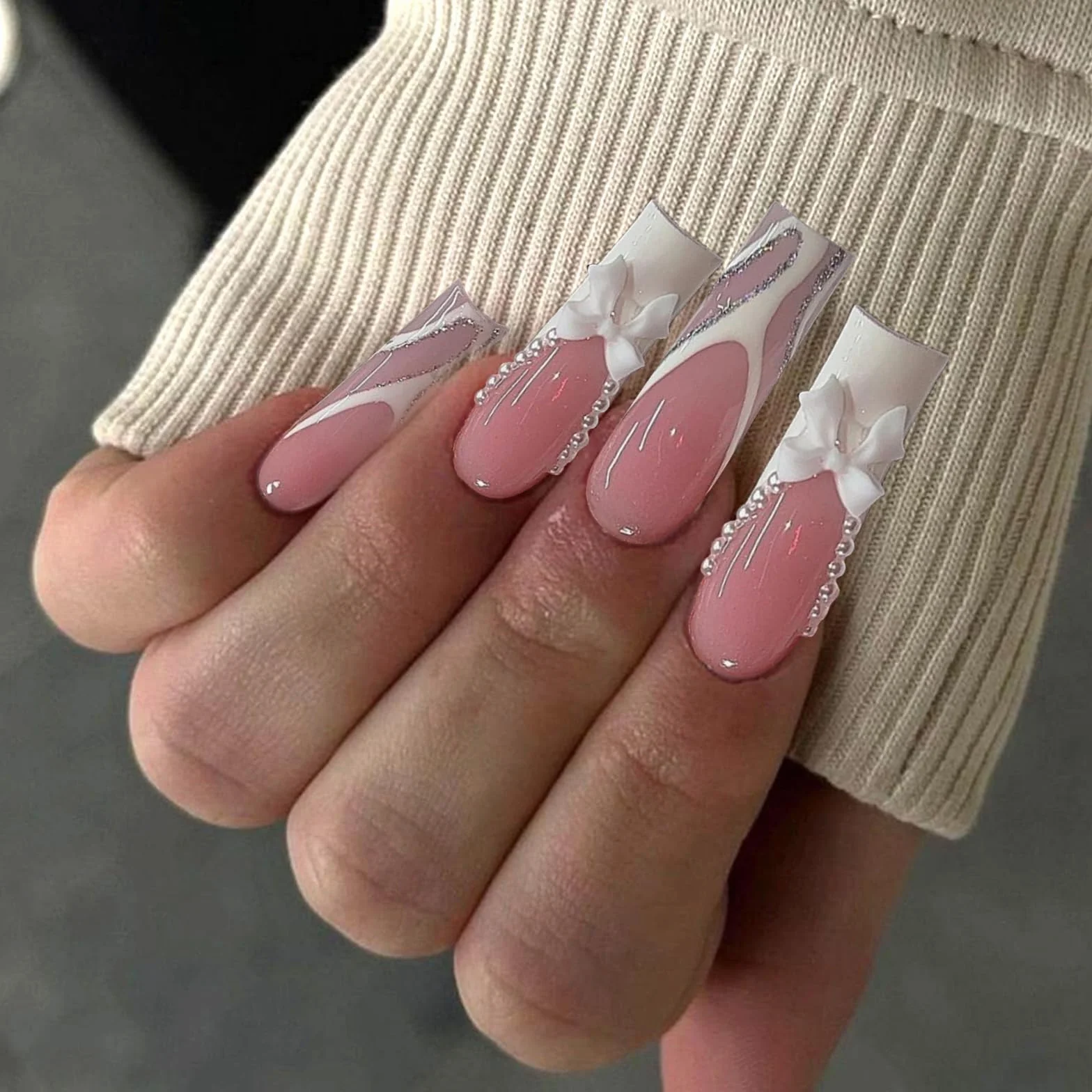 GlamRays French Tip Press On Nails długie, kwadratowe, sztuczne paznokcie, błyszczące, trumienne, sztuczne paznokcie z kokardą i strasem, biała francuska końcówka z perłowymi wzorami, akrylowe