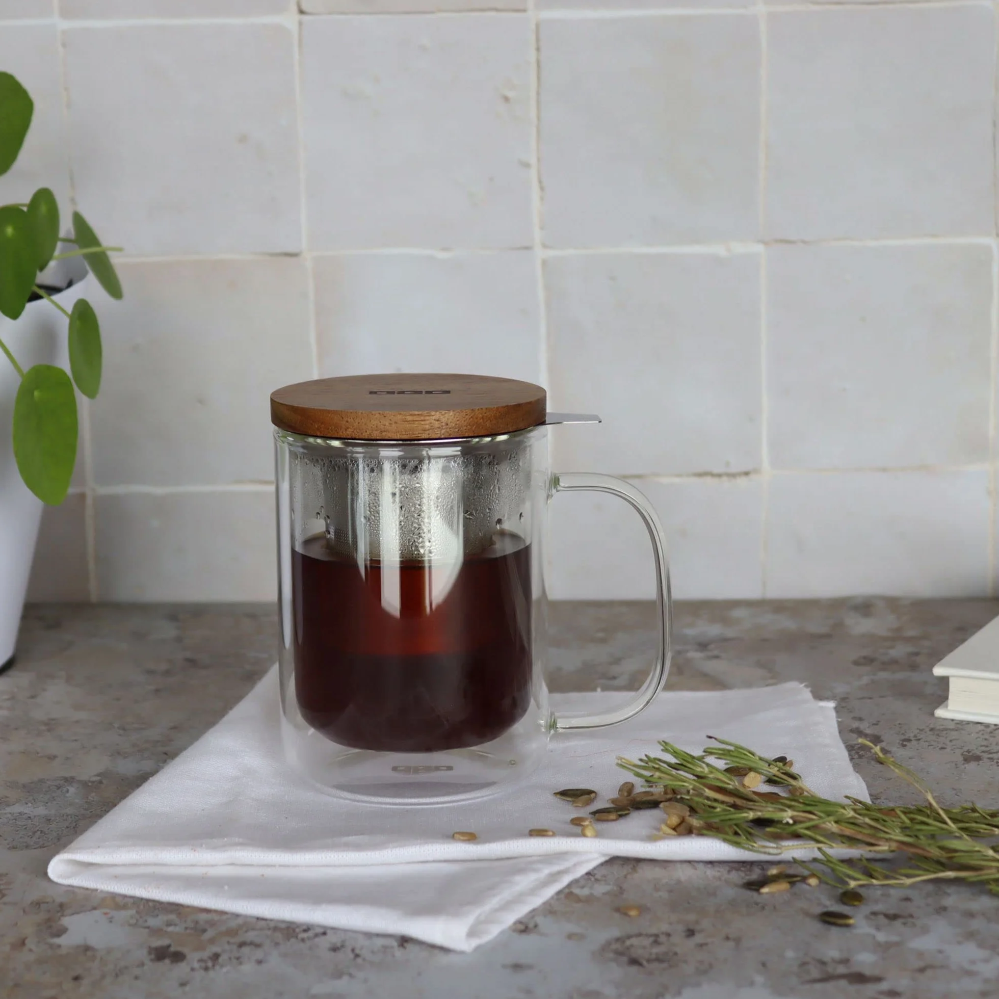 Ogo Living Ogo-Mug dzbanek z sitkiem do herbaty i pokrywką z bambusa, przezroczysty, 390 ml