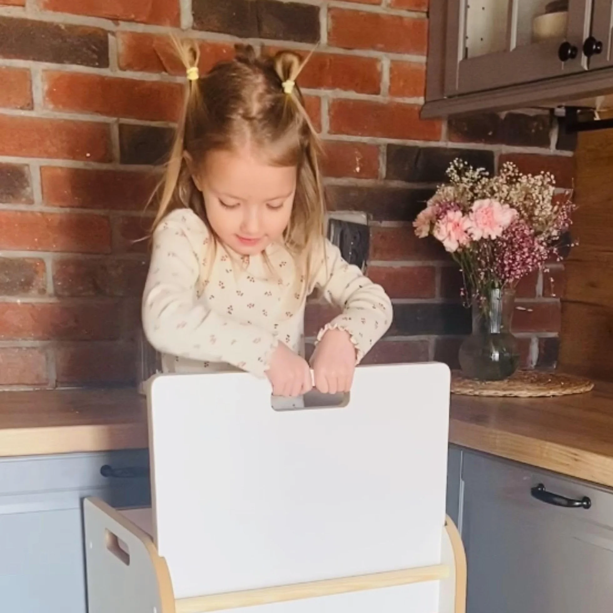 Kitchen Helper dla dziecka – czarny, super bezpieczny Pomocnik kuchenny Montessori, Wieża Edukacyjna Dla Dzieci, Bezpieczny stopień dla dzieci do Kuchni, Certyfikat, Zabudowany, Wyjmowana Blokada